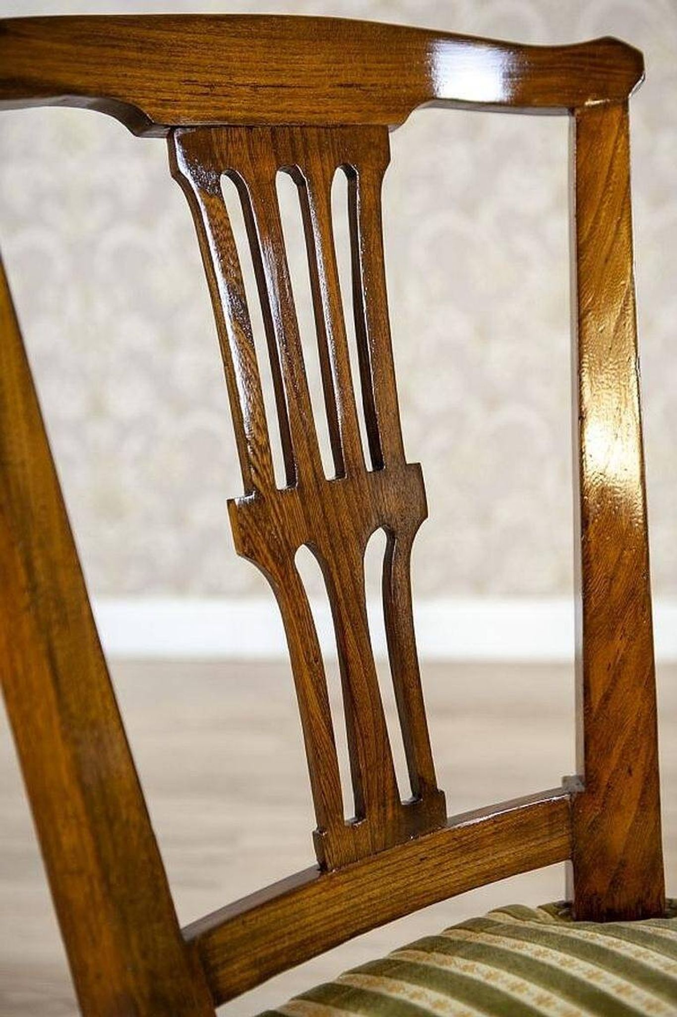 Chaise en orme des années 1940 avec tapisserie rayée.