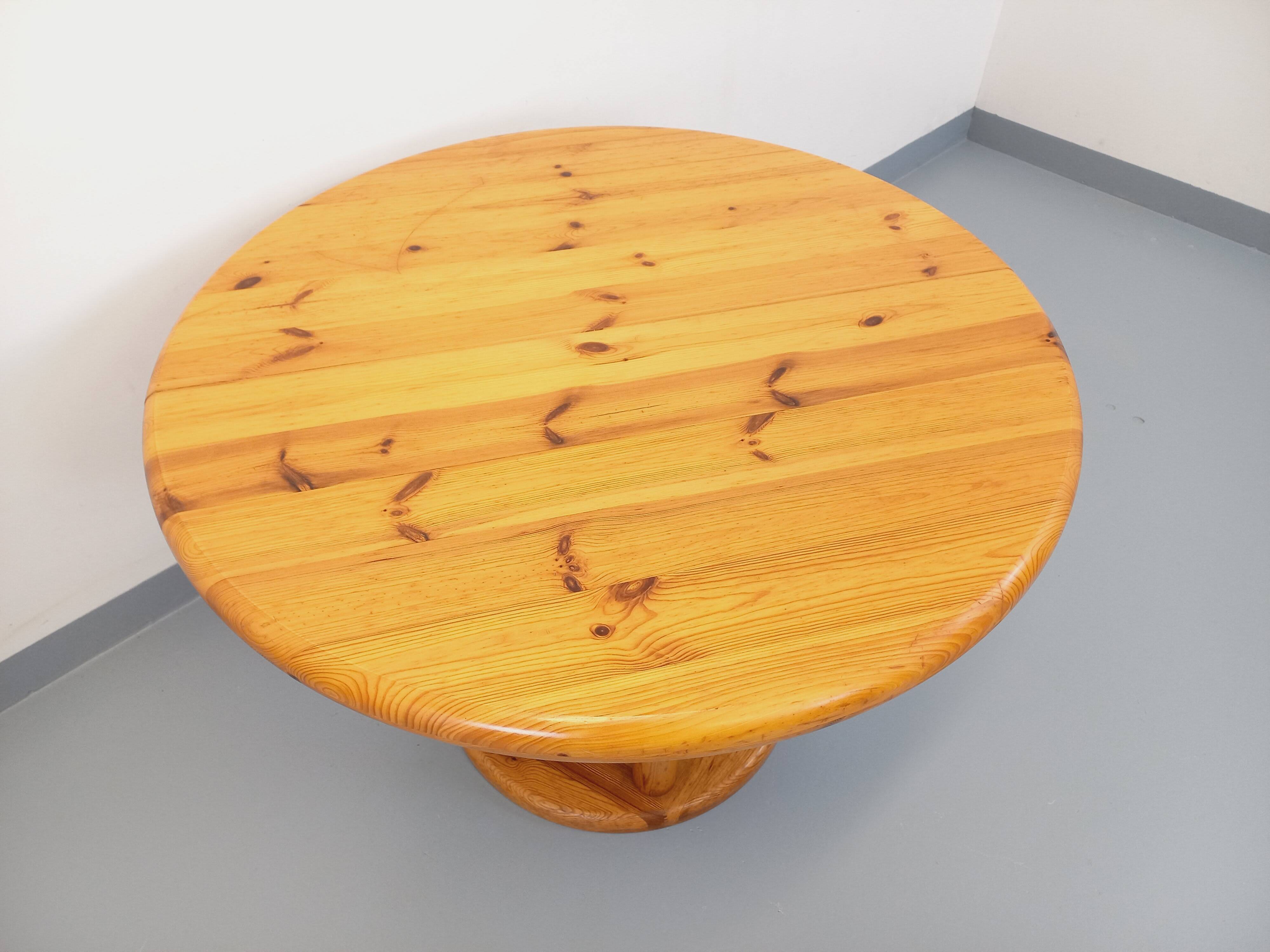 Vintage Scandinavian round dining table by Rainer Daumiller in pine from the 1960s.