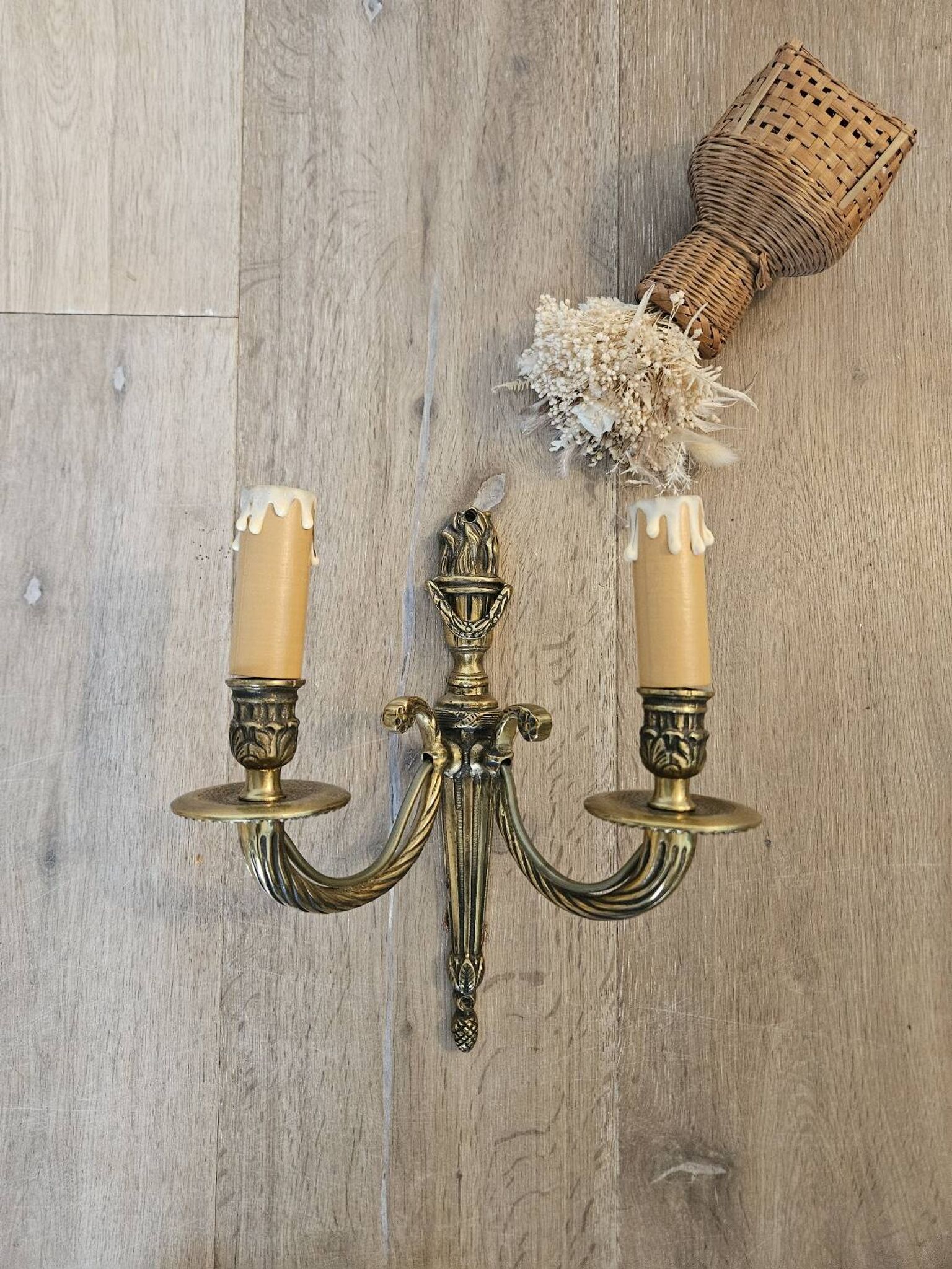 Rocaille style bronze wall lamp