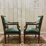 Paire de fauteuils de style Louis XVI en velours vert