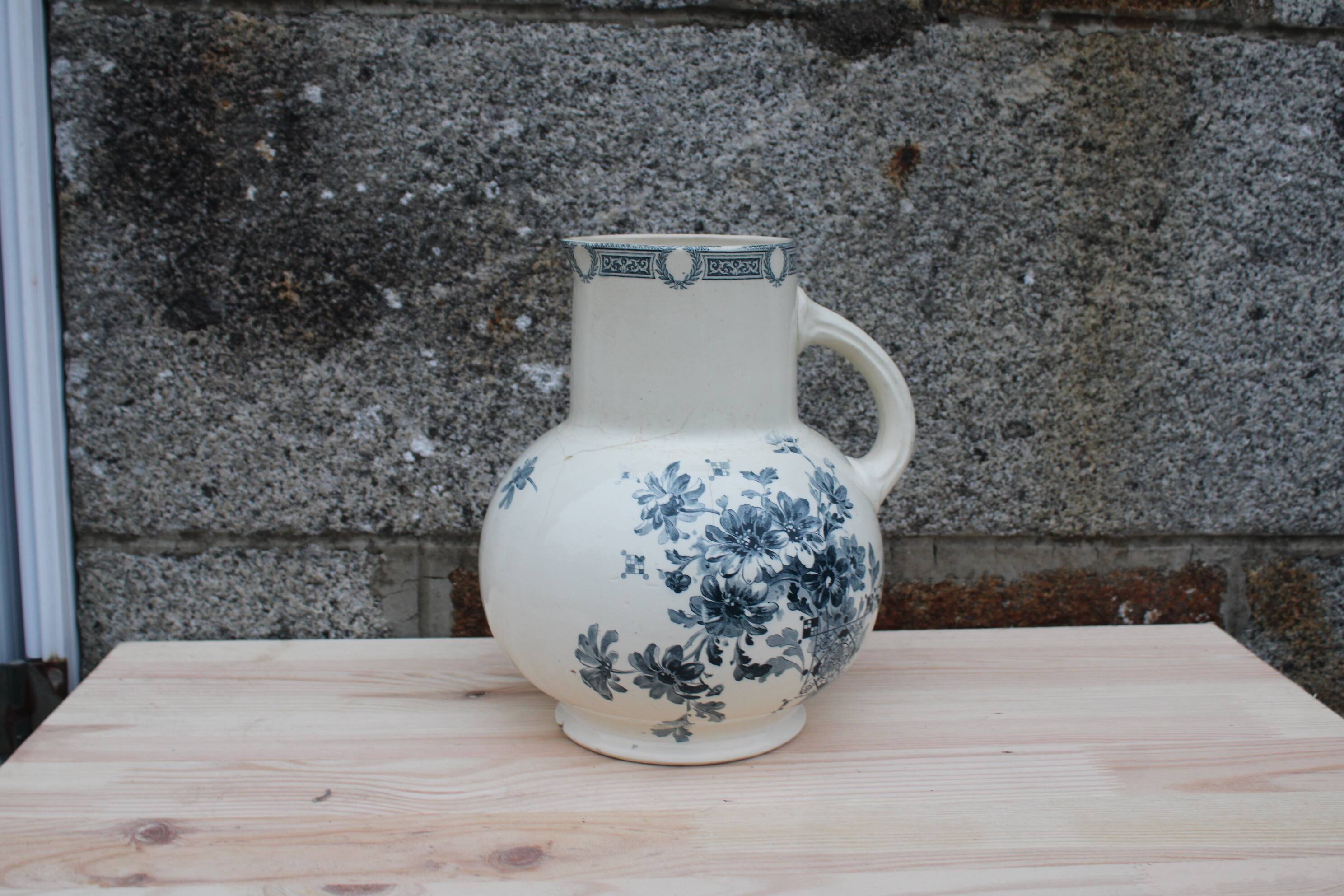 Broc de toilette ancien en faïence Terre de Fer – Salins – décor Marguerite