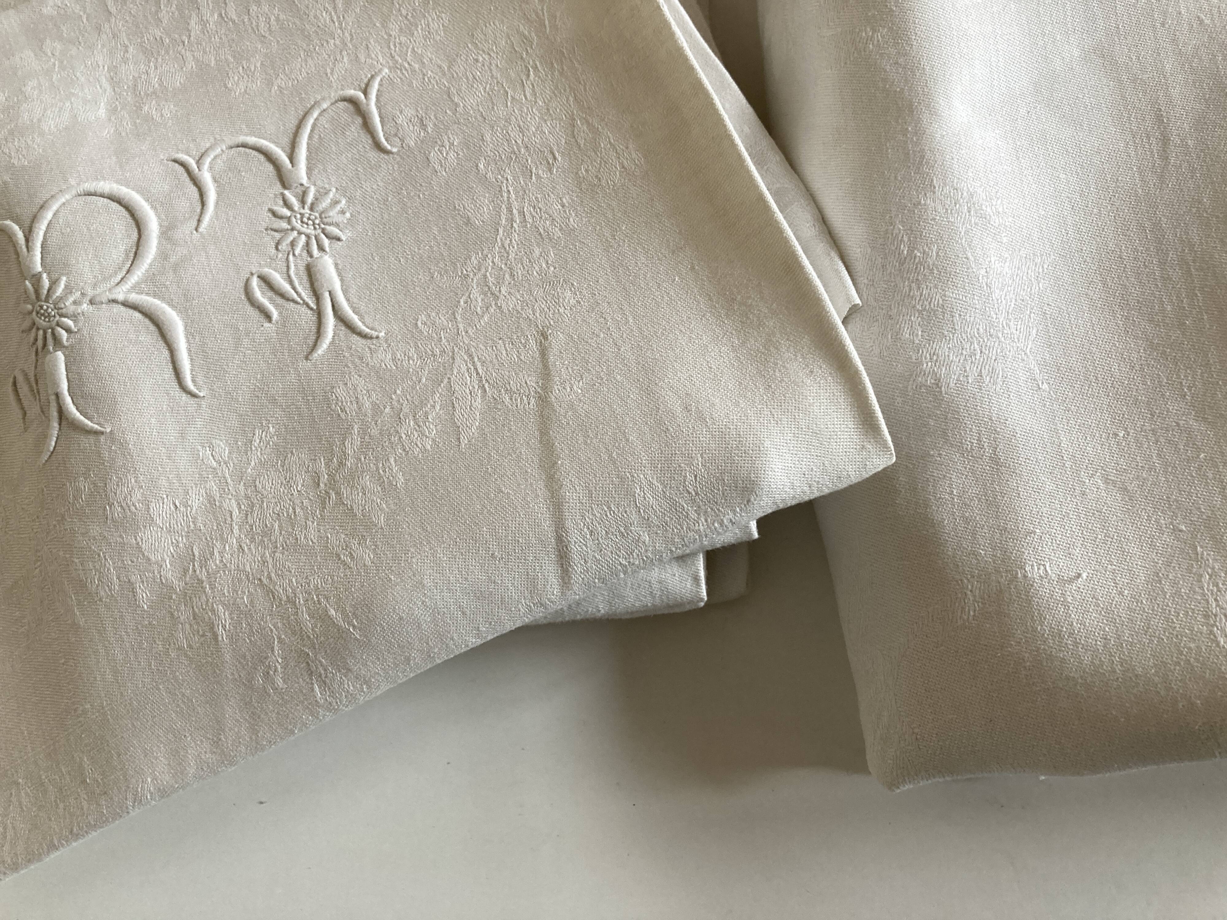 Tablecloth and 8 damask linen napkins embroidered RT circa 1900.