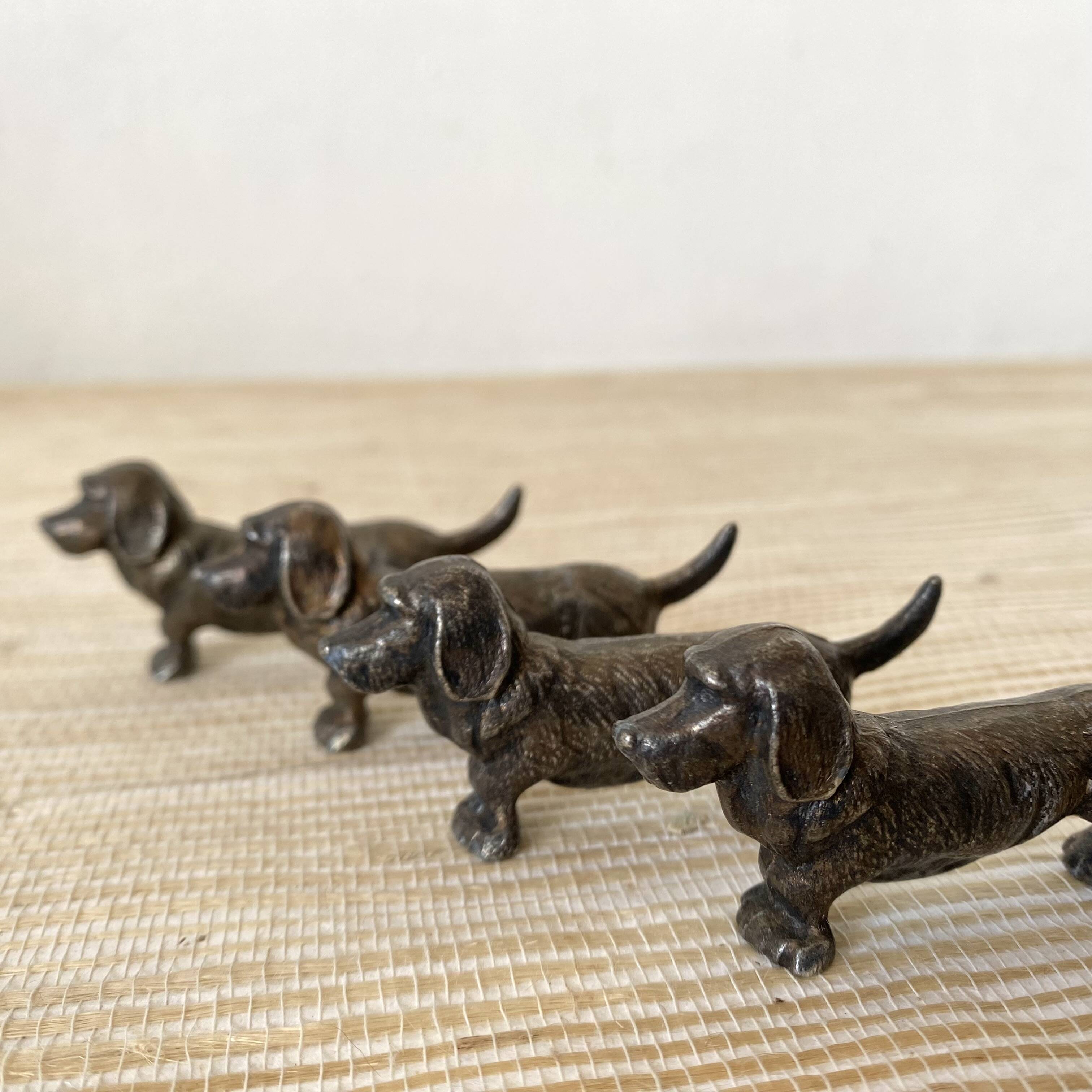 Porte couteaux chien teckel en métal