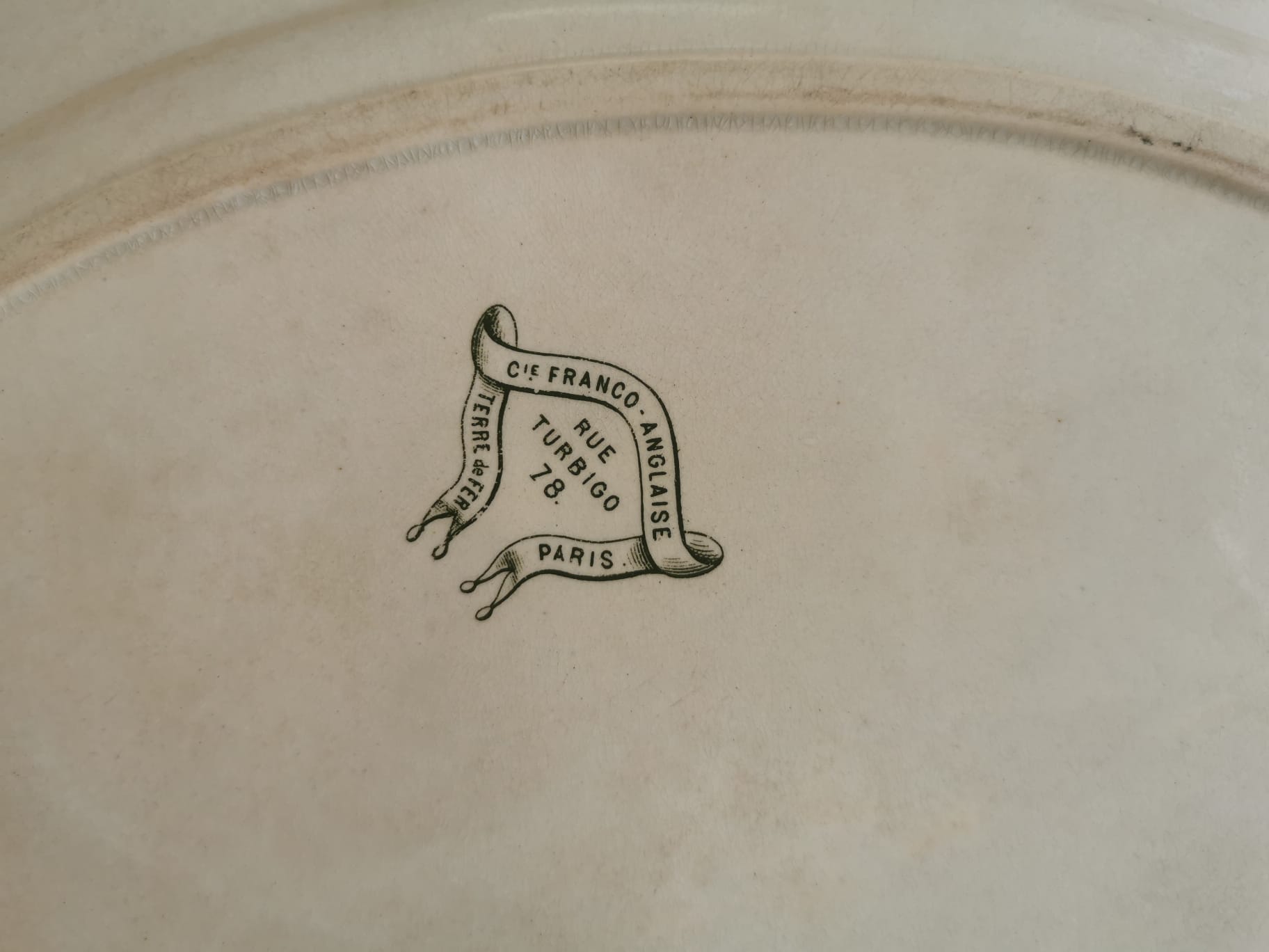 Serving dish in iron earth