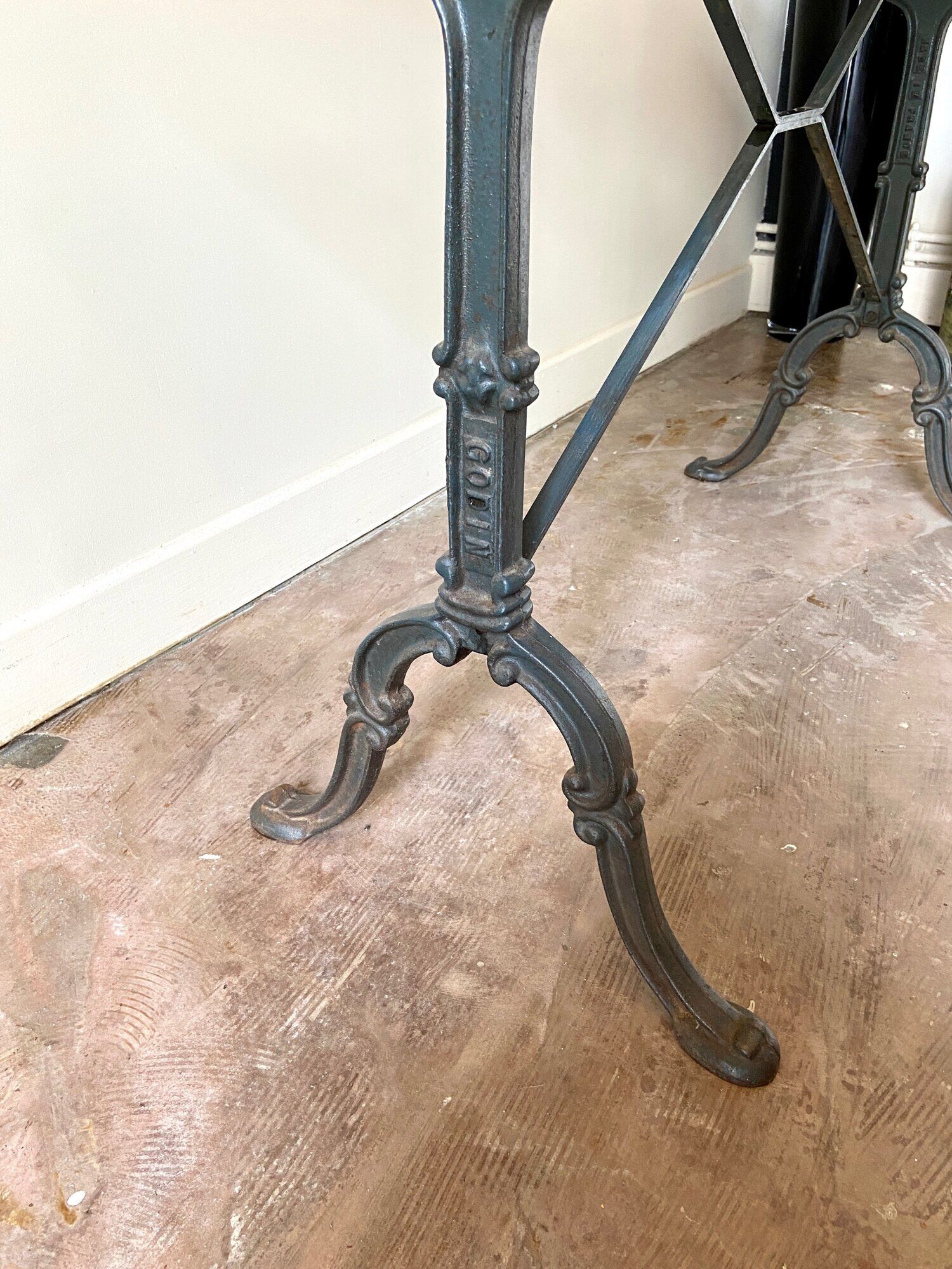 Table bistrot godin en fer forgé et marbre gris, 100 x 60 cm