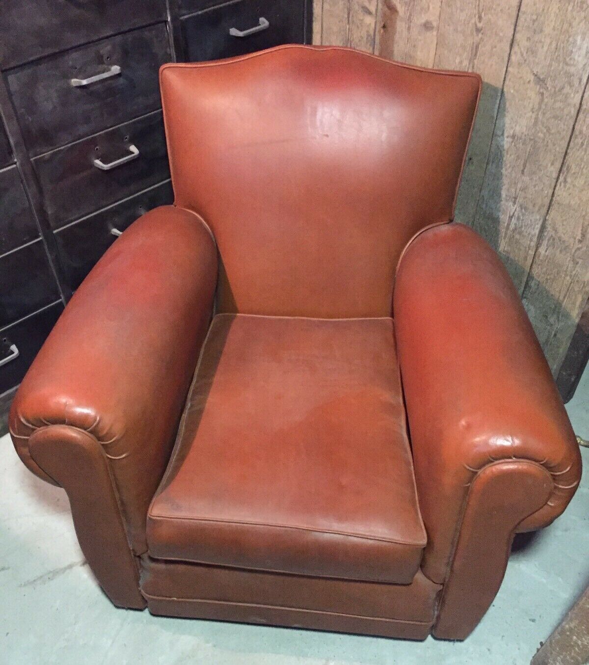 Club armchair moustache in brown leather