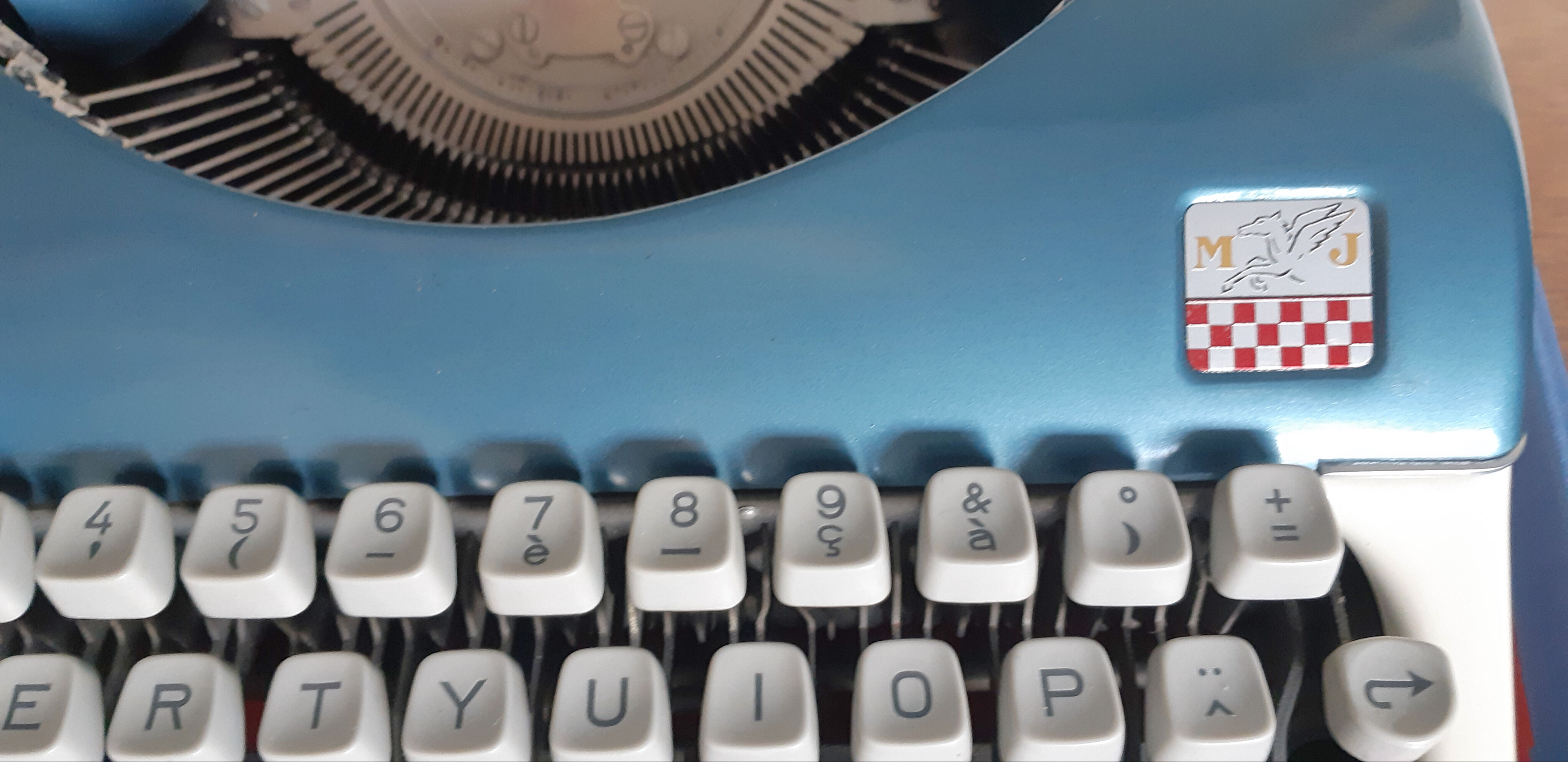 Functional blue typewriter