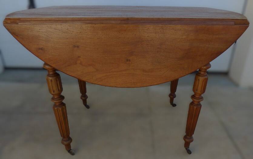 Antique round table with shutters in walnut wood on casters