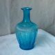 Carafe en verre de couleur bleue