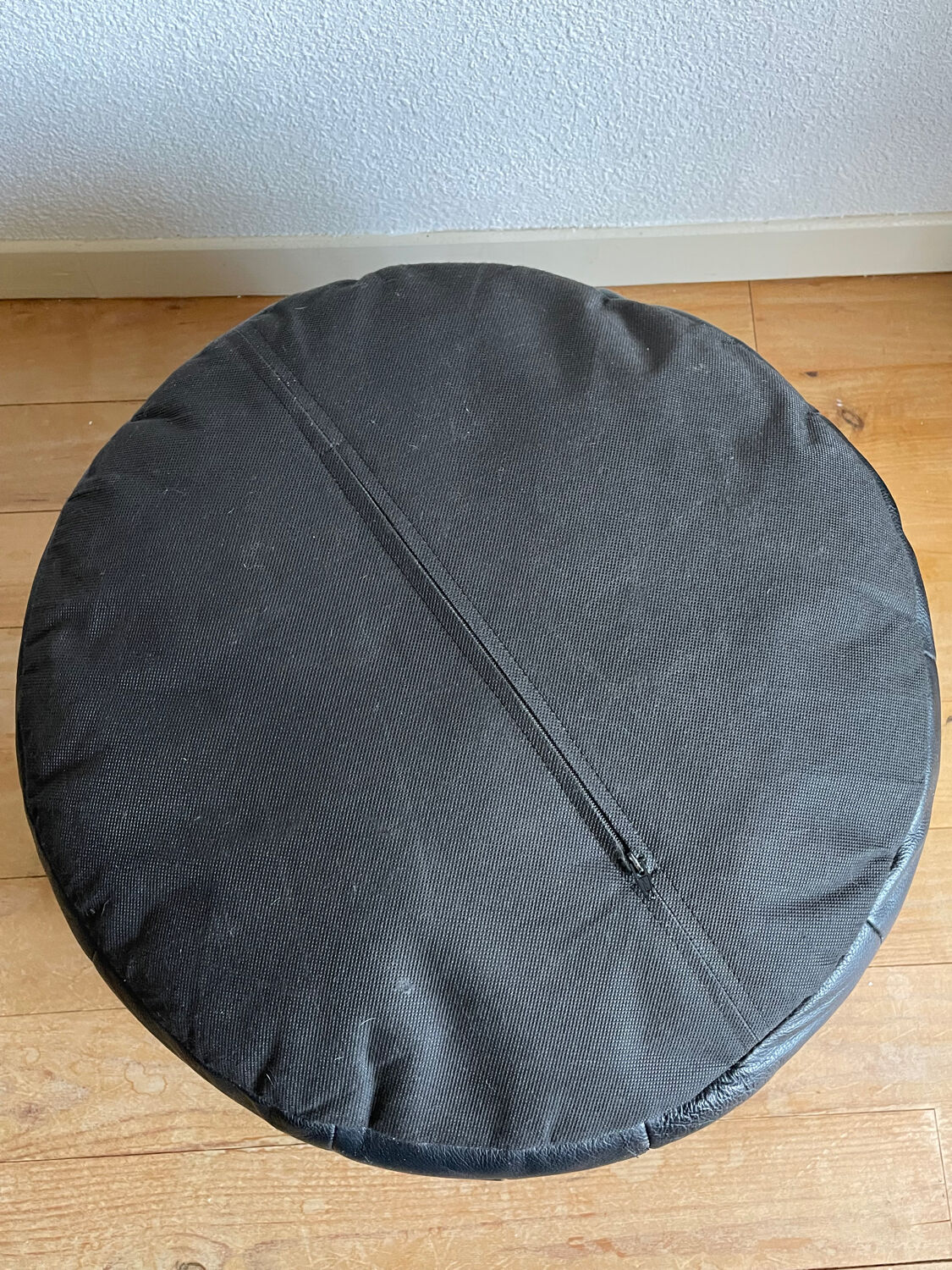 Pouf noir en cuir patchwork de Sède