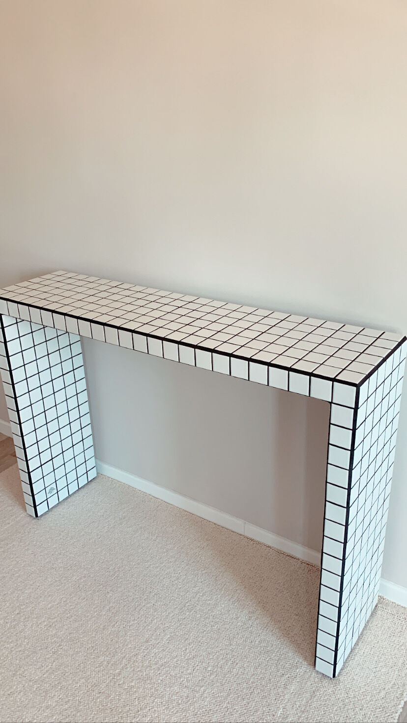 High console tiled mosaic glossy white joint black