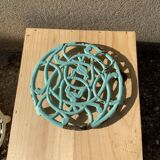 Dessous de plat ancien en fonte émaillée  bleu verte ciselure oiseaux format rond