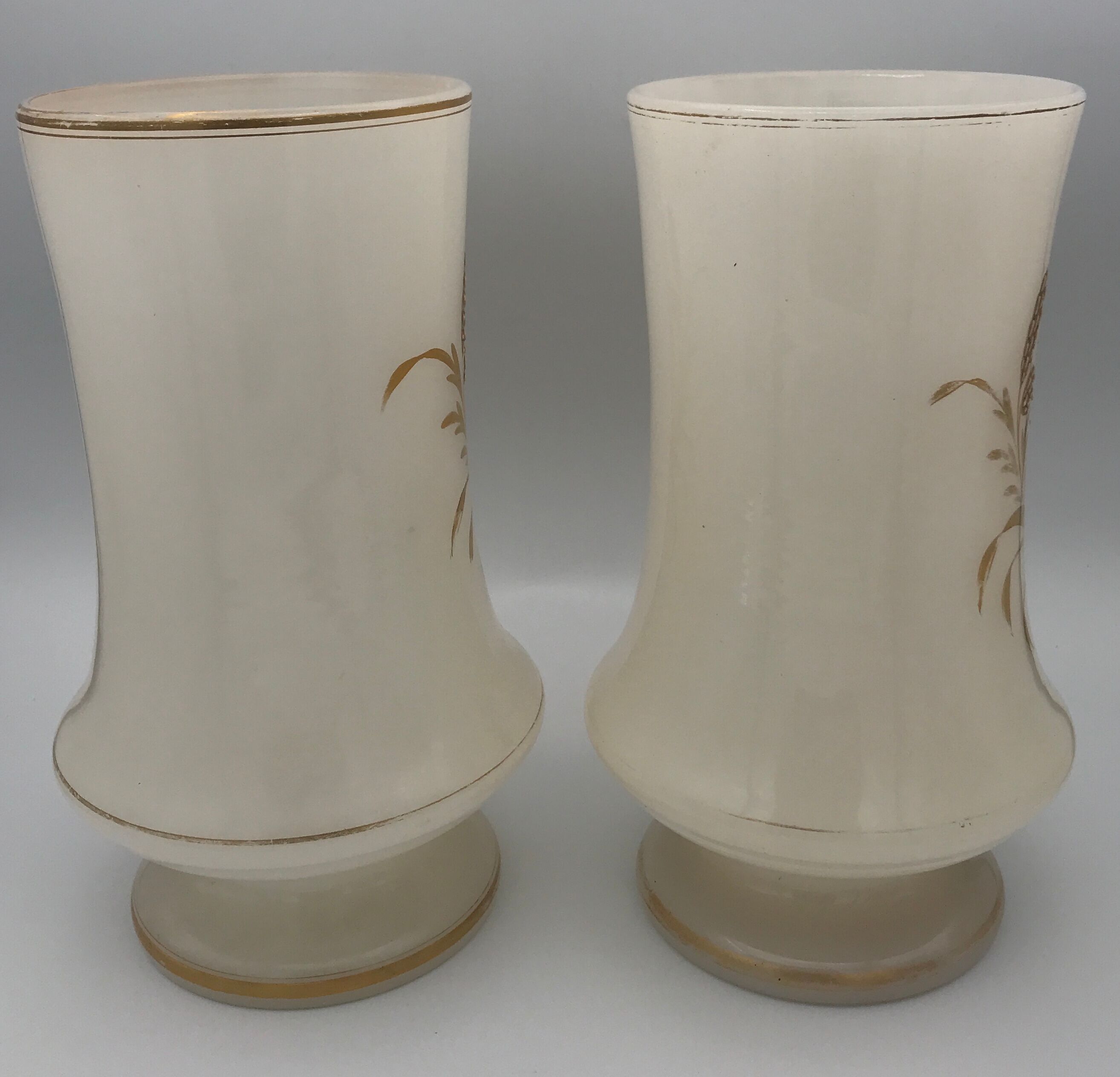Paire de vases en opaline décor de motifs de guirlandes, liserés d’or, xixème