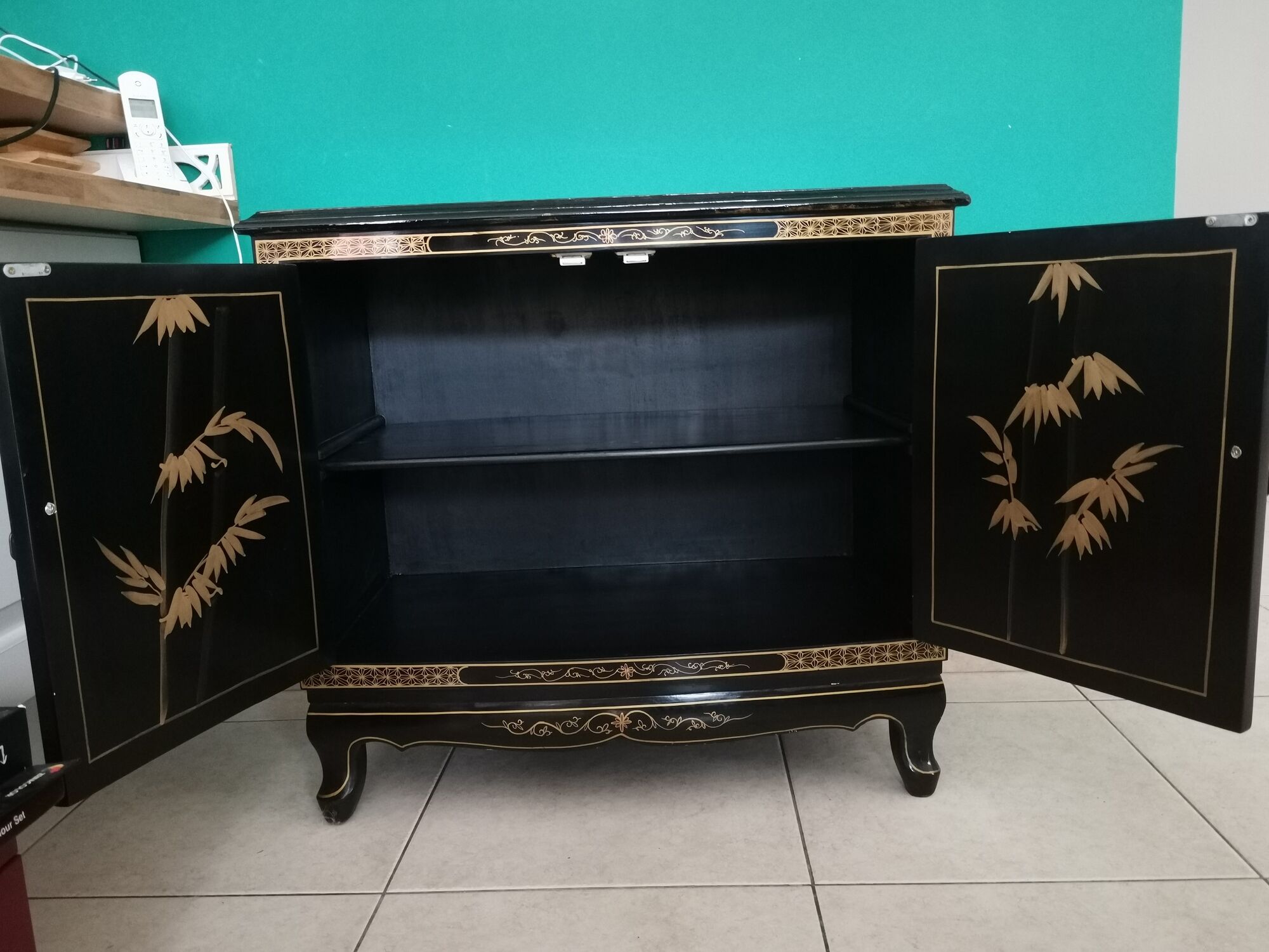 Buffet of black and gold laqué Chinese storage with relief subjects decorated flowers painted birds