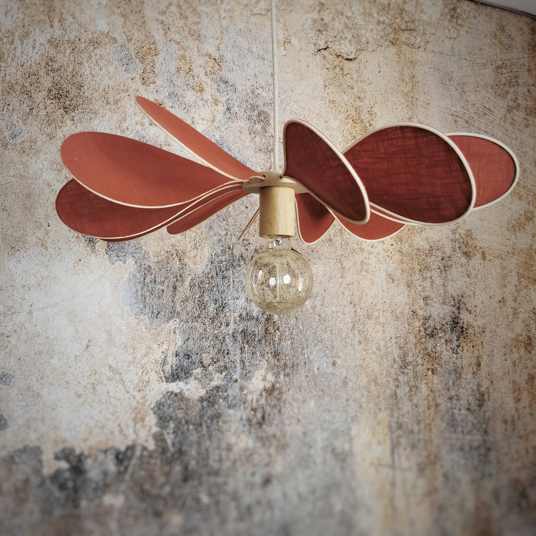 12-blade propeller suspension in rattan and sienna linen