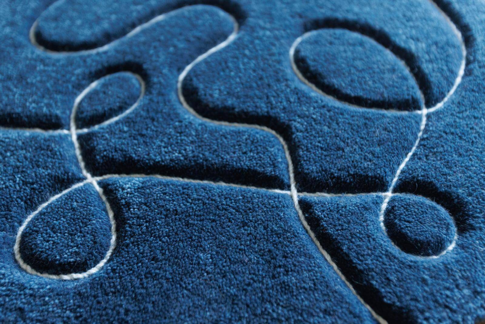Tapis « Ciapek Art » bleu et blanc tuffeté à la main
