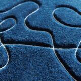 Tapis « Ciapek Art » bleu et blanc tuffeté à la main