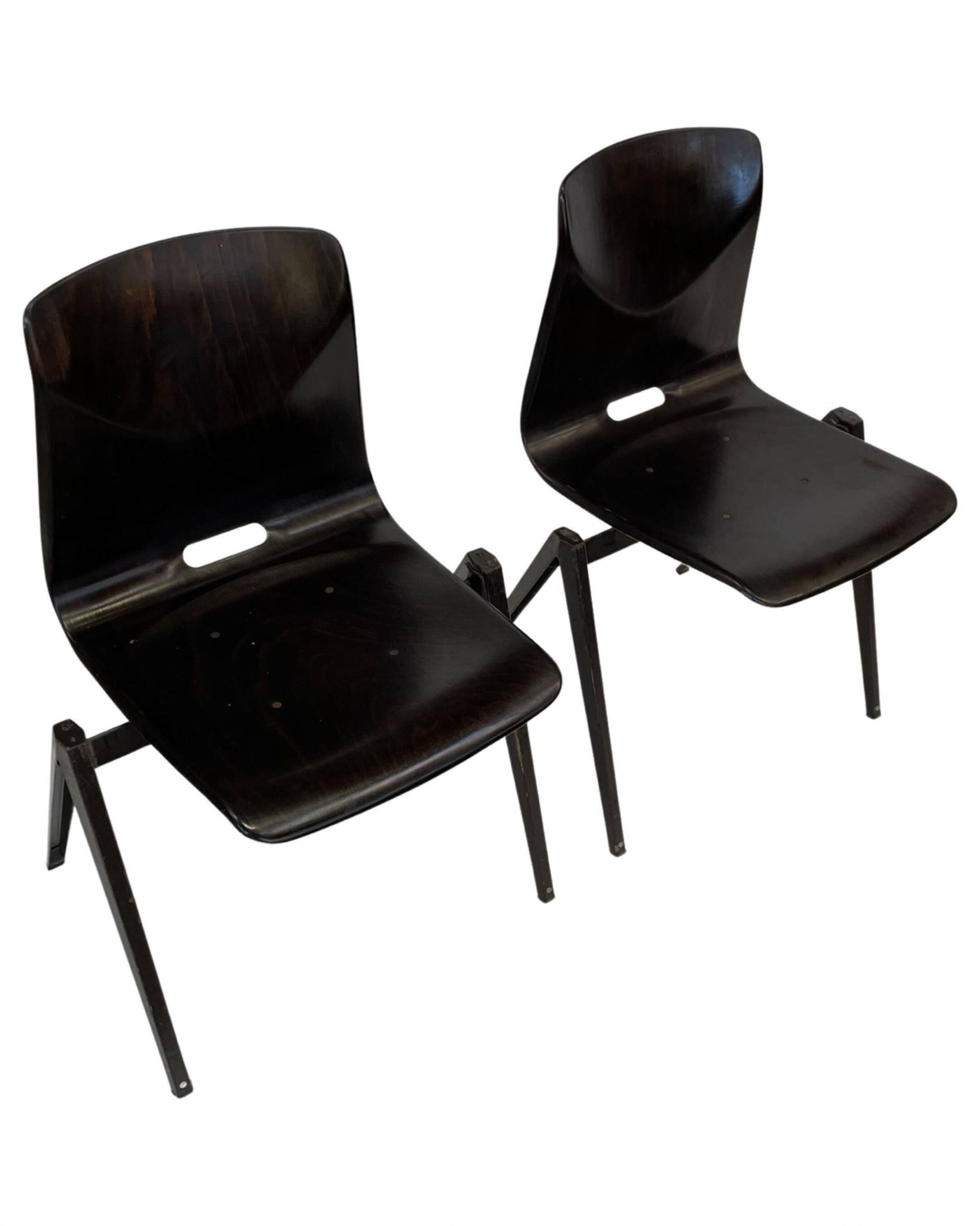 Ensemble de quatre chaises d’école empilables