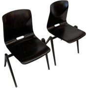 Ensemble de quatre chaises d’école empilables