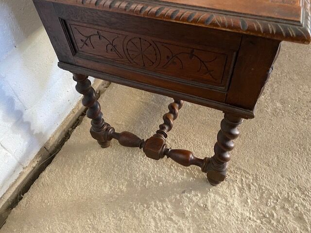 Oak desk and oak veneer feet turned Louis XIII style