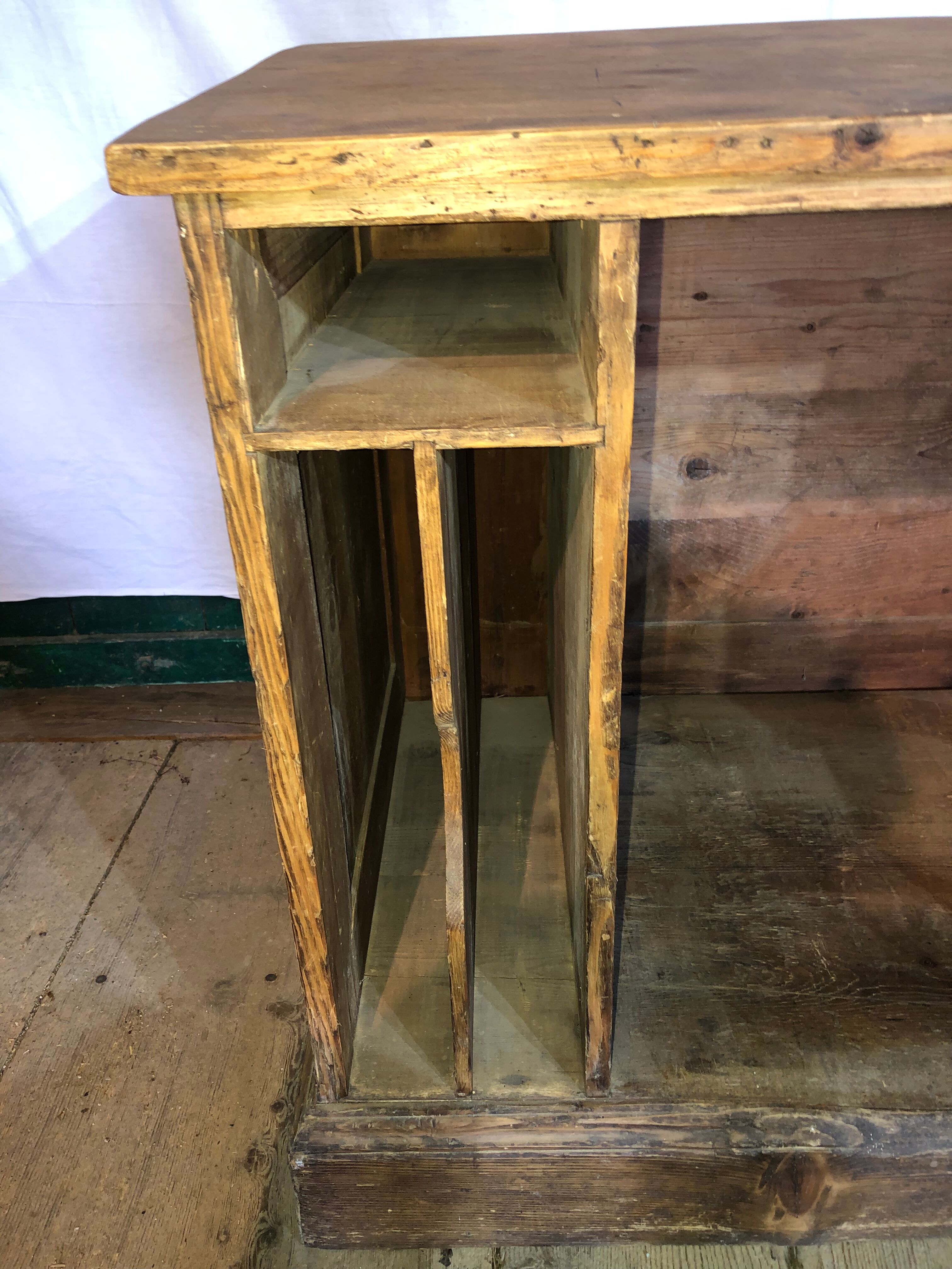 Bureau d’un maître d’école et sa chaises