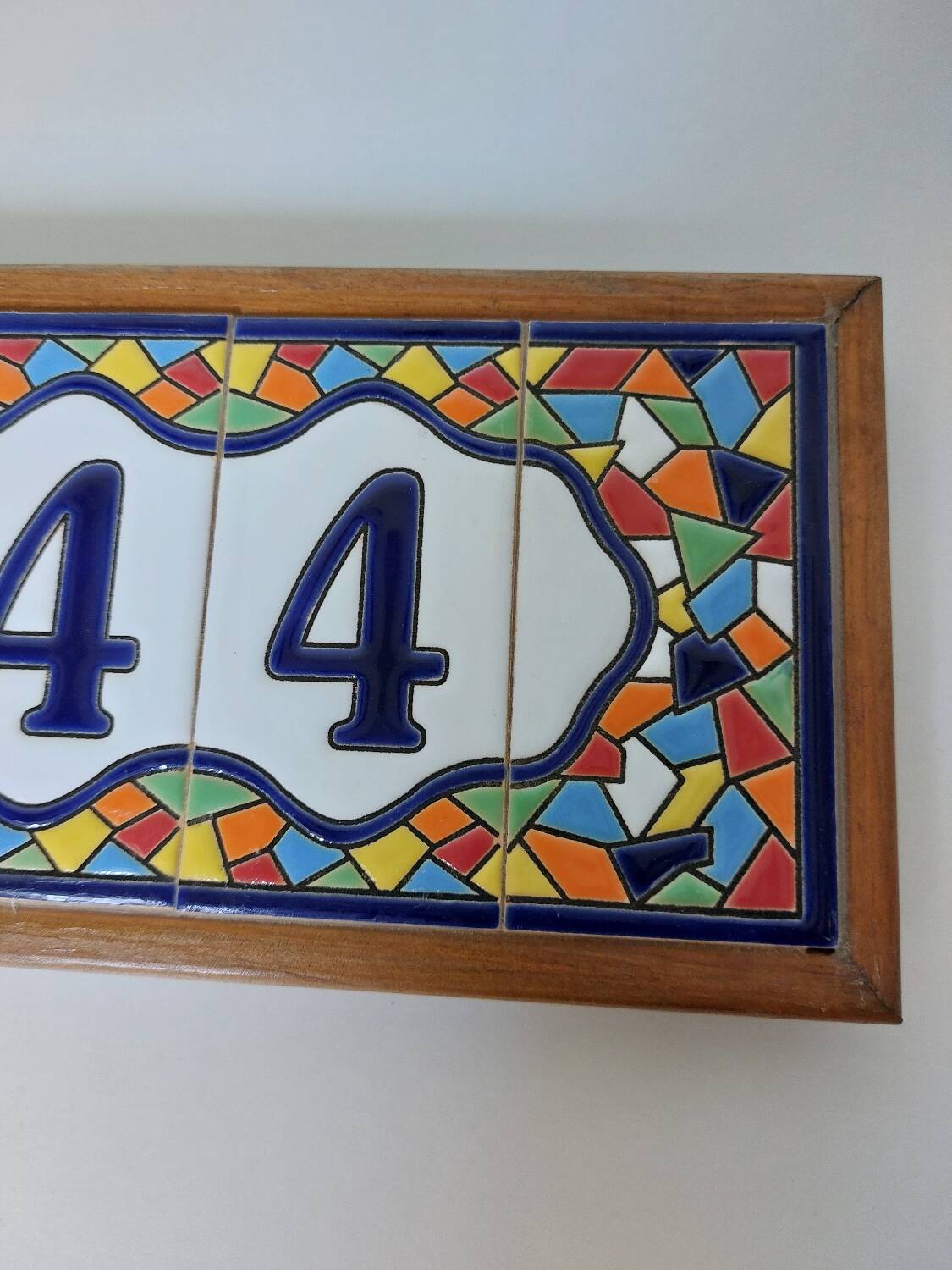 Enamelled ceramic number plate