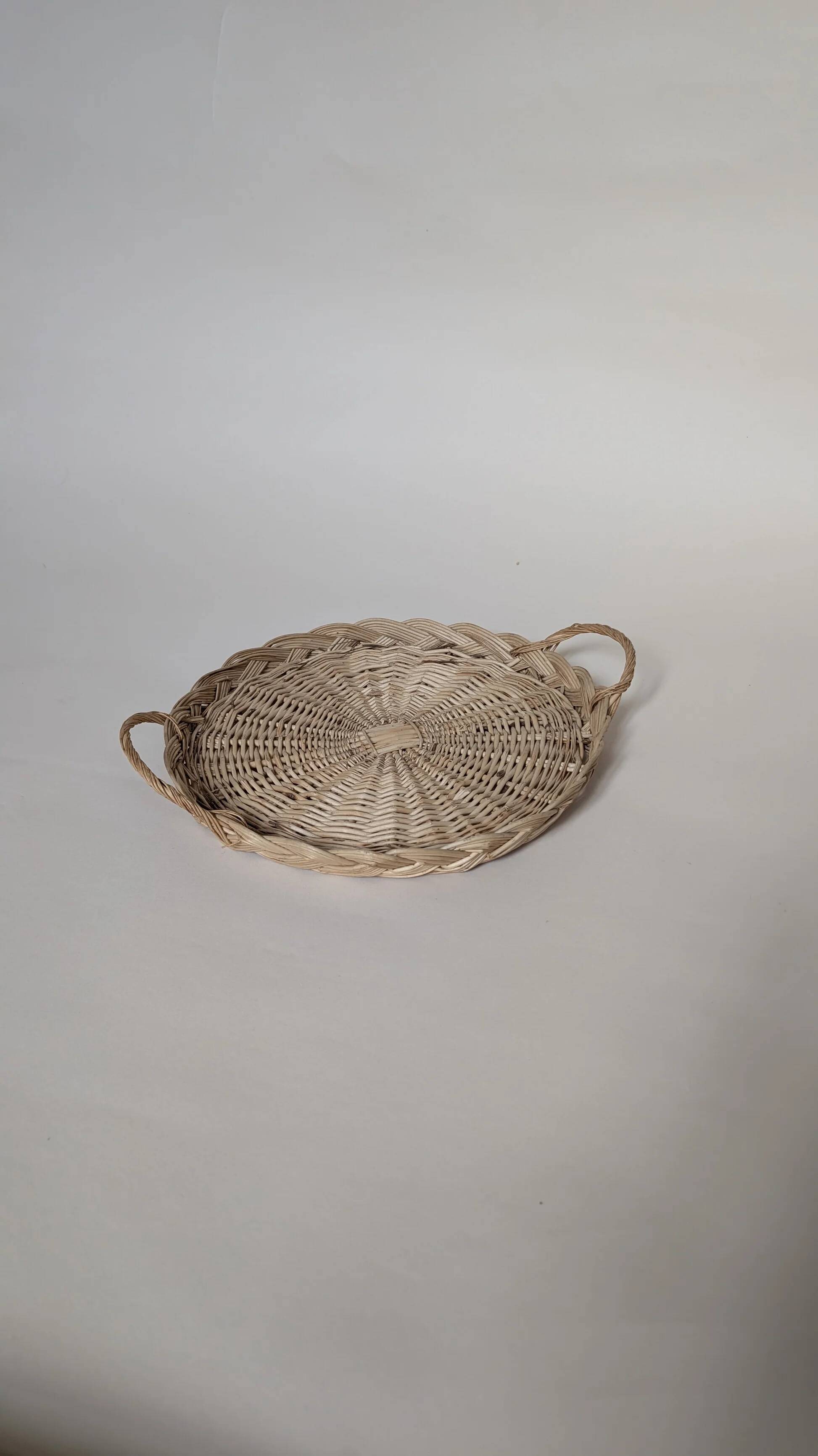 Round wicker tray
