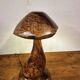 Lampe de table champignon en bois sculpté à la main avec LED intégrée