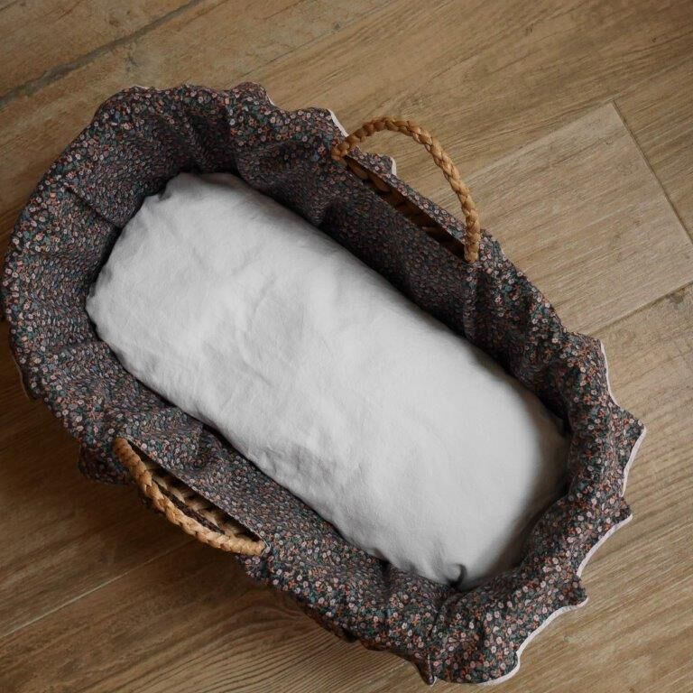 Doll bassinet with its bedding