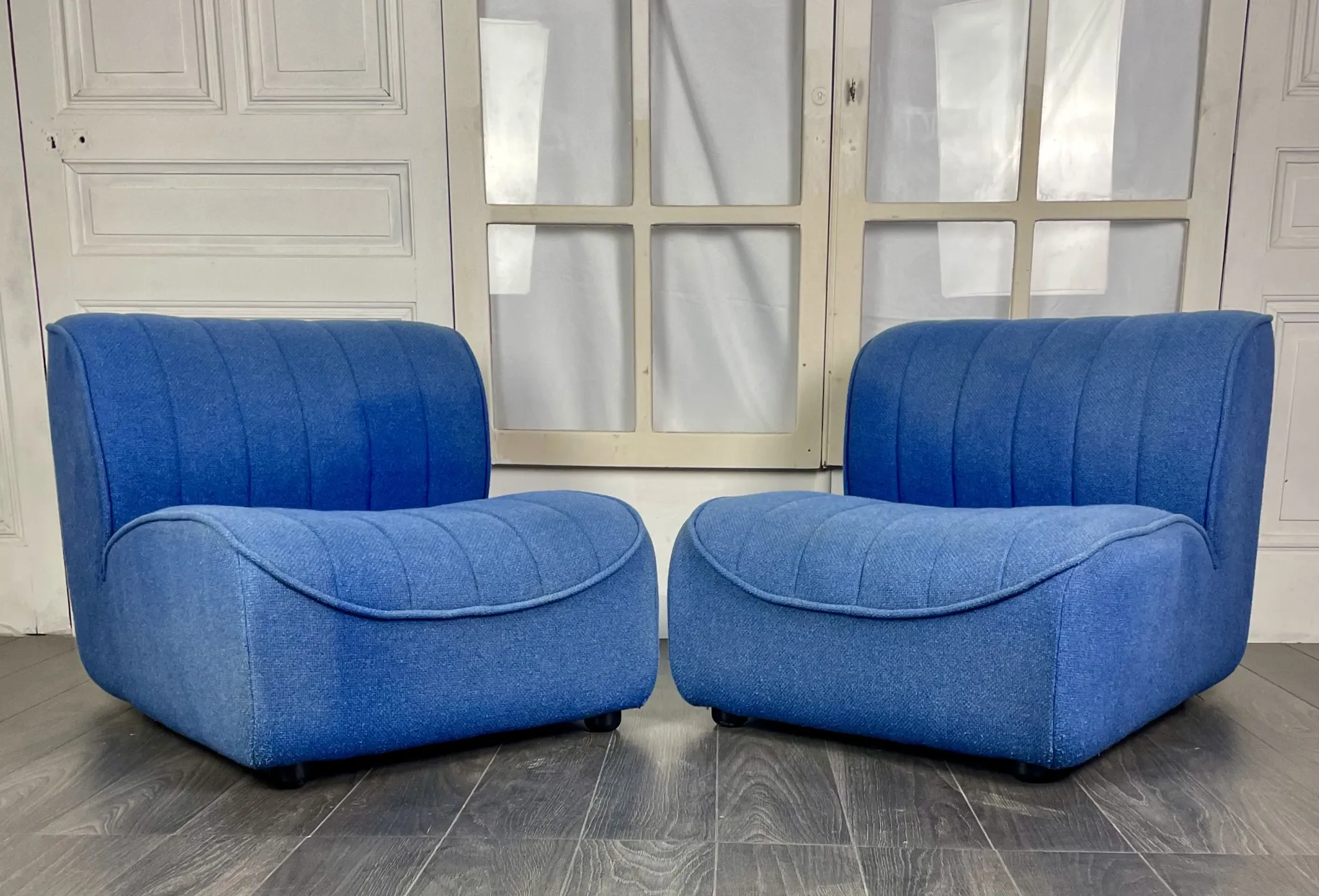 Paire de chauffeuses en drap de laine bleu