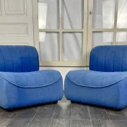 Paire de chauffeuses en drap de laine bleu