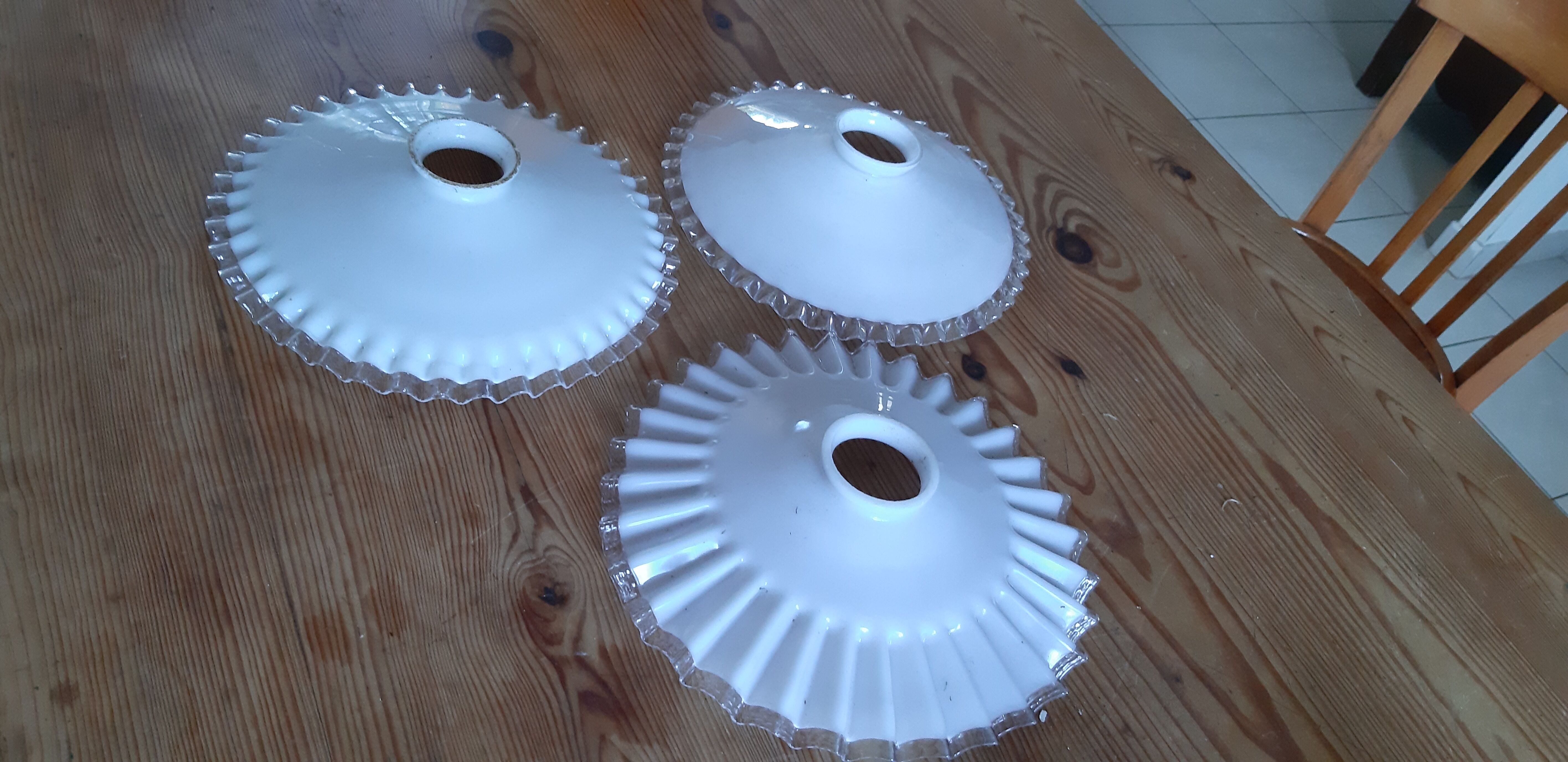 3 suspensions en opaline blanche 1900