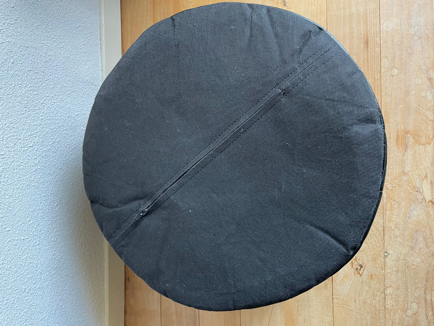 Patchwork black leather pouf de Sède