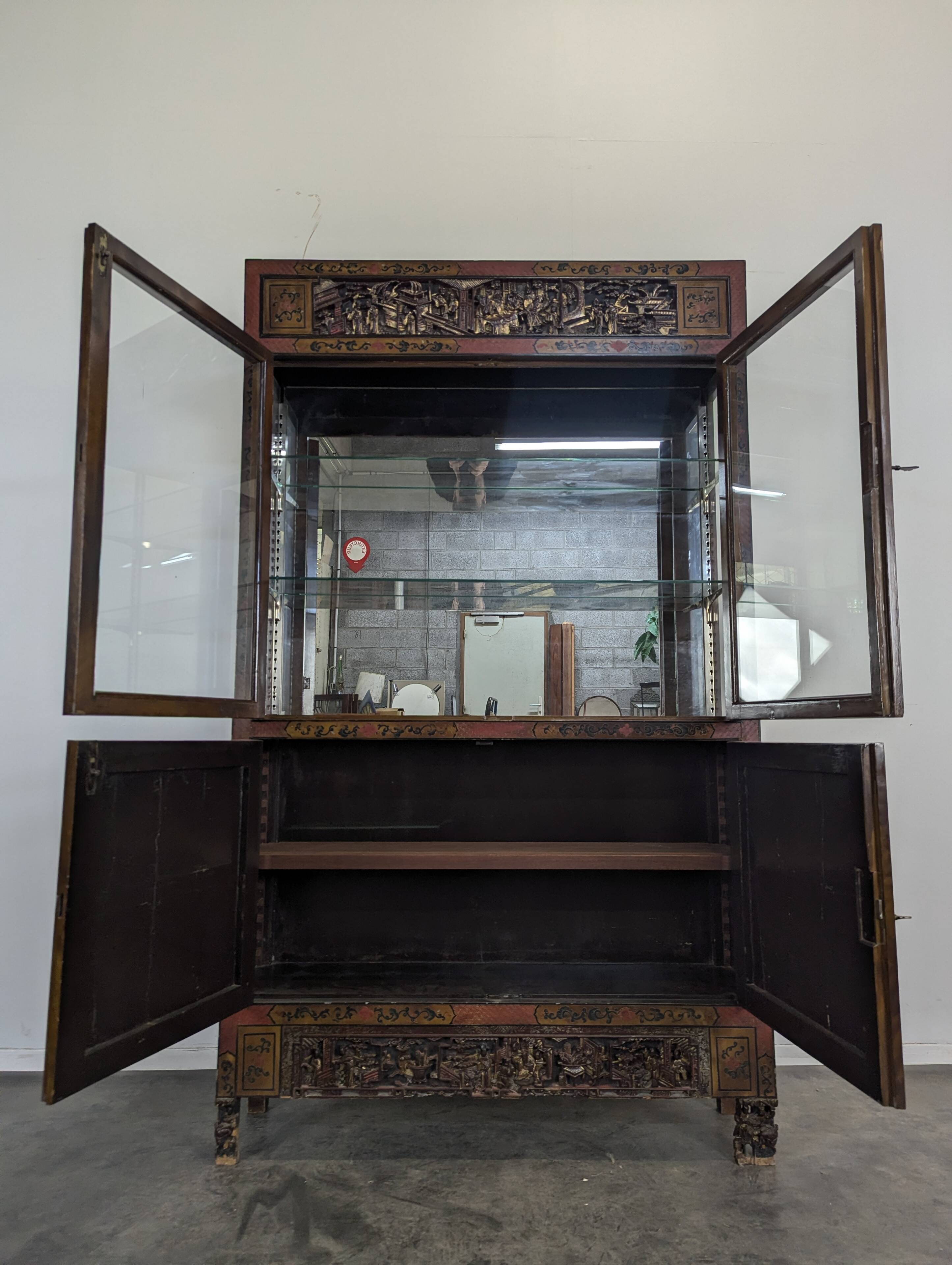Vitrine cabinet chinois richement sculpté du début XXème