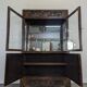 Vitrine cabinet chinois richement sculpté du début XXème