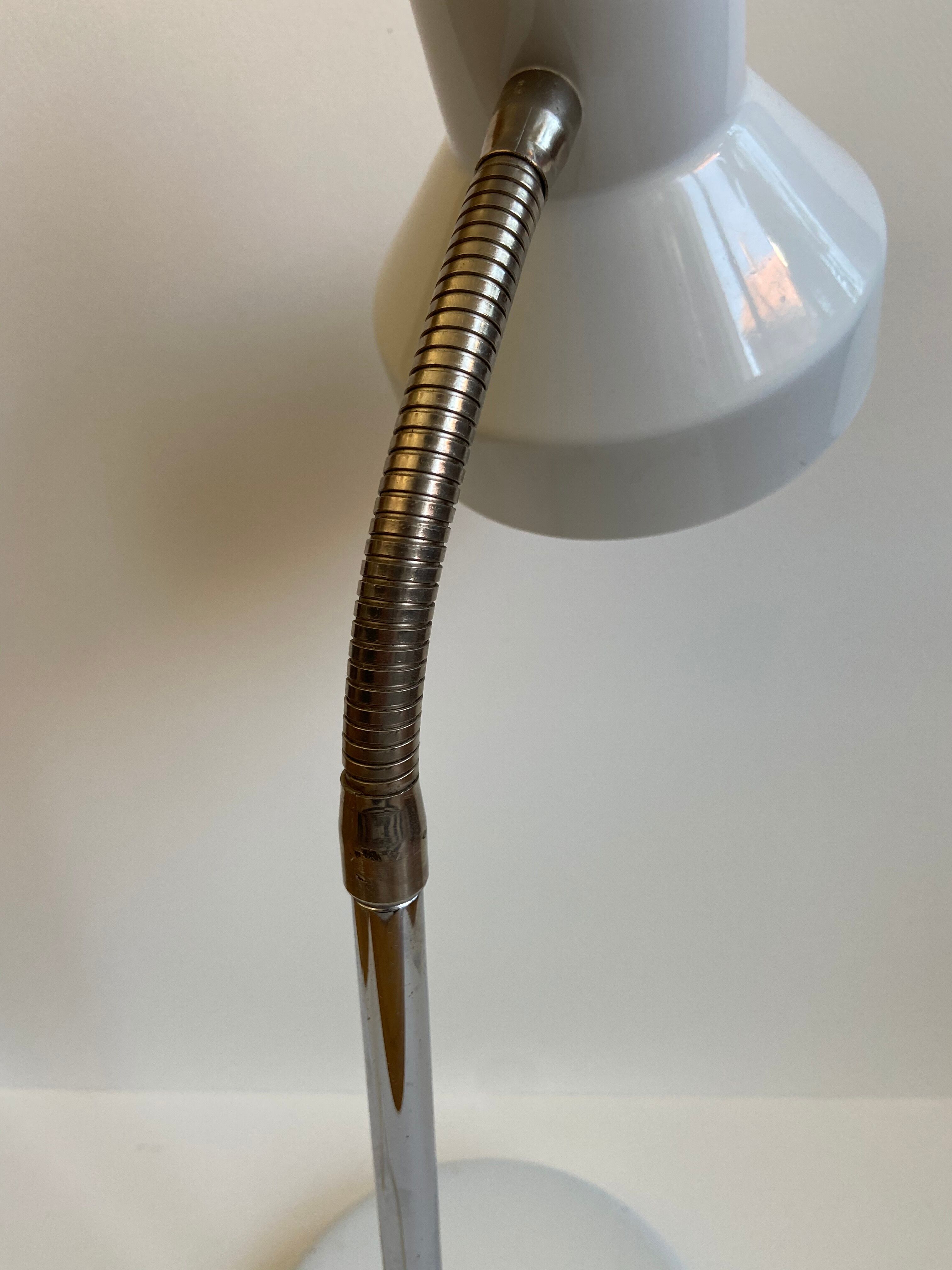 Lampe de bureau en métal blanc