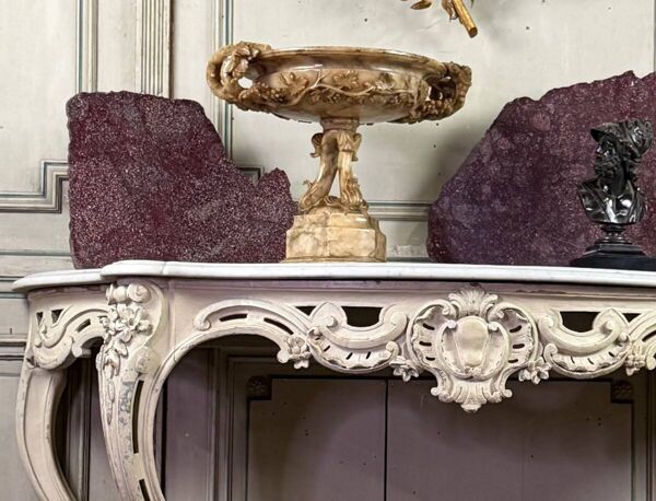 Coupe en albâtre à décor de pampres sur un pied de trois dauphins, vers 1880