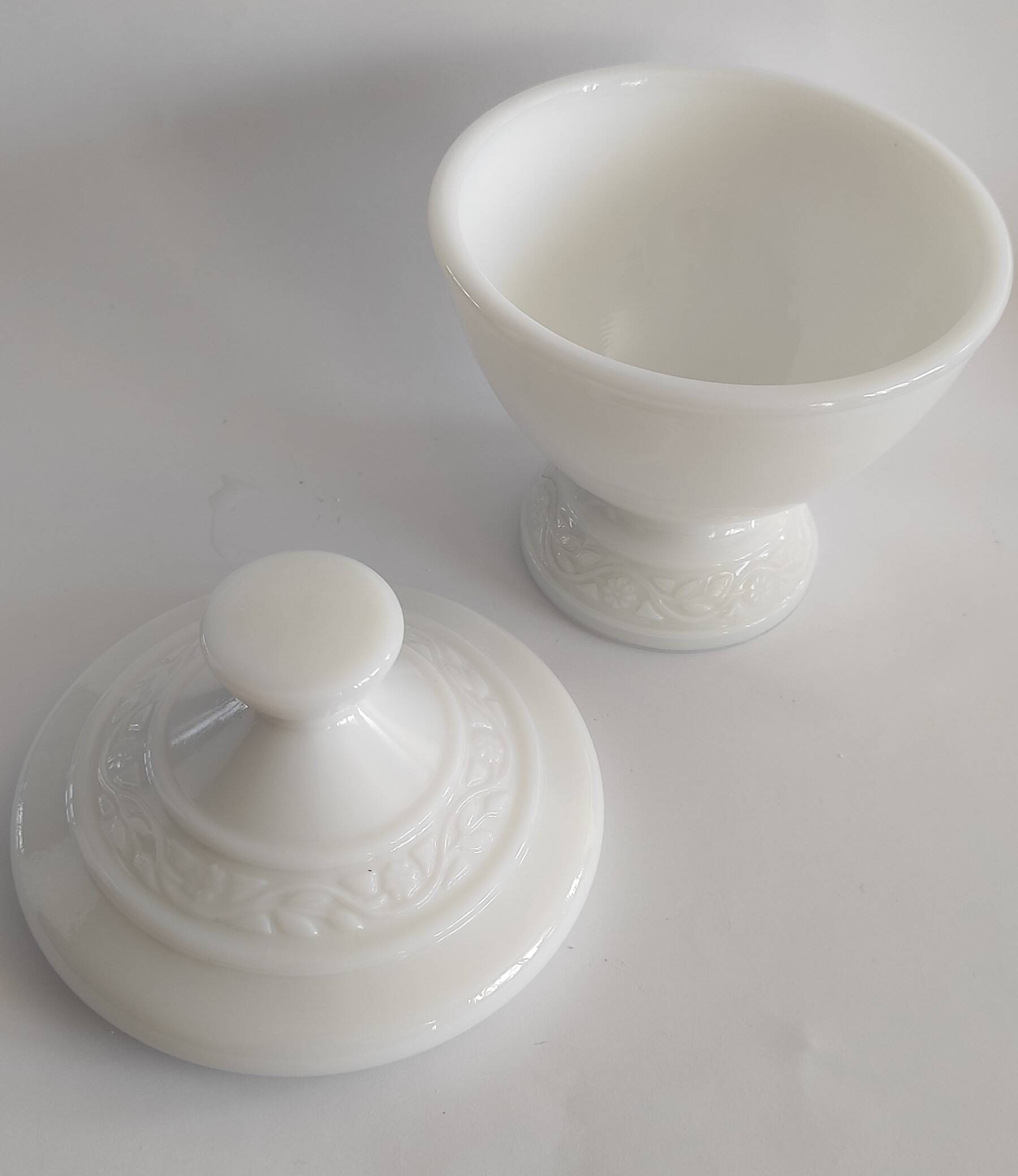 Bonbonnière en opaline