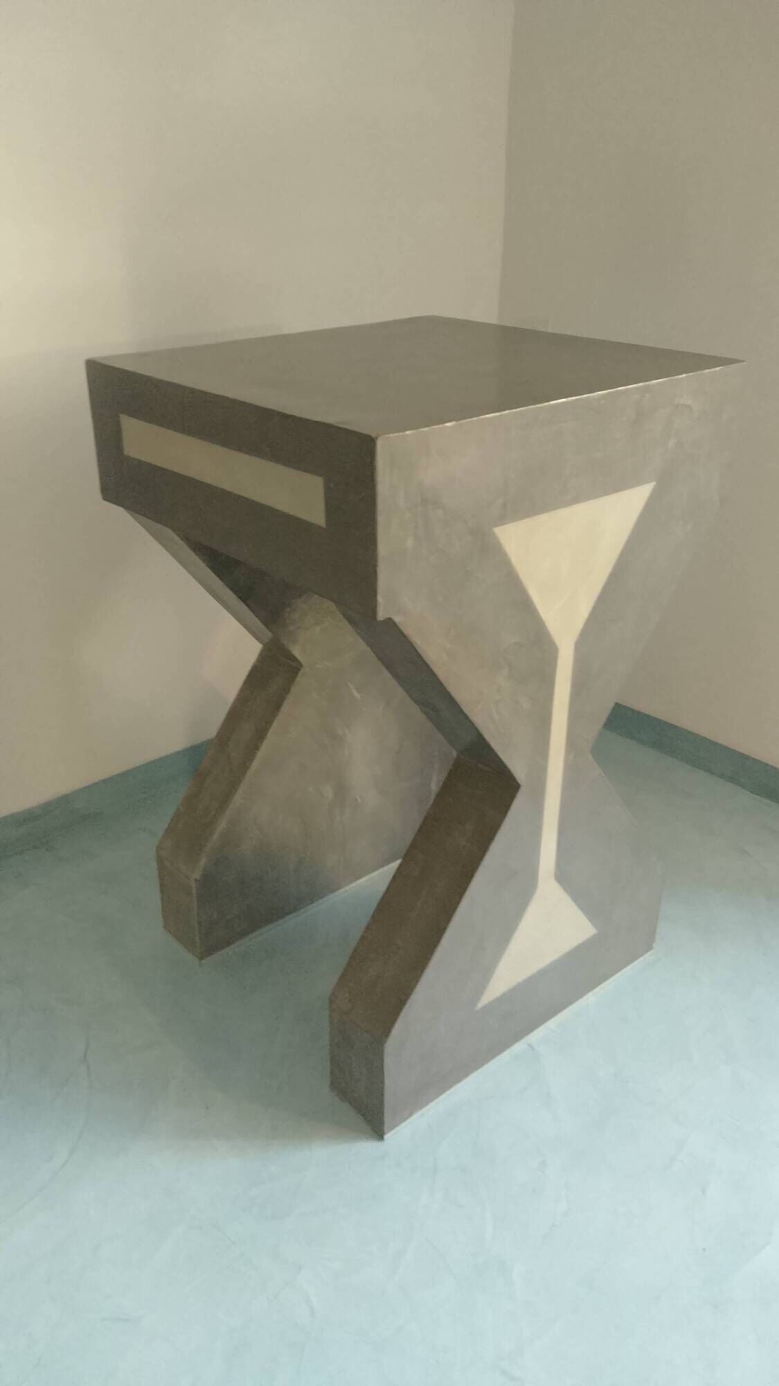 Pedestal / High side table in polished concrete – Unique artisan piece.