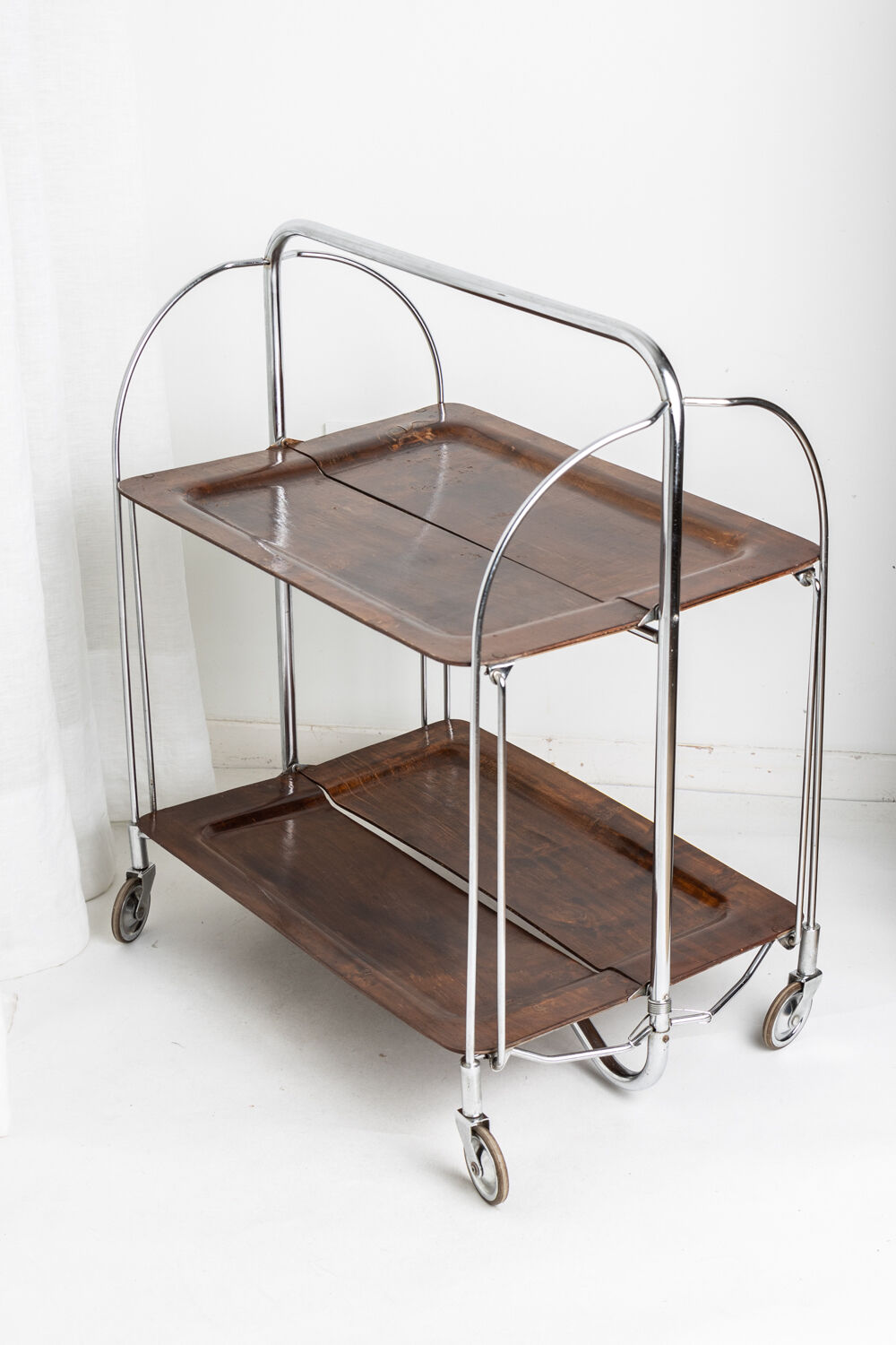 Foldable service on vintage wheels