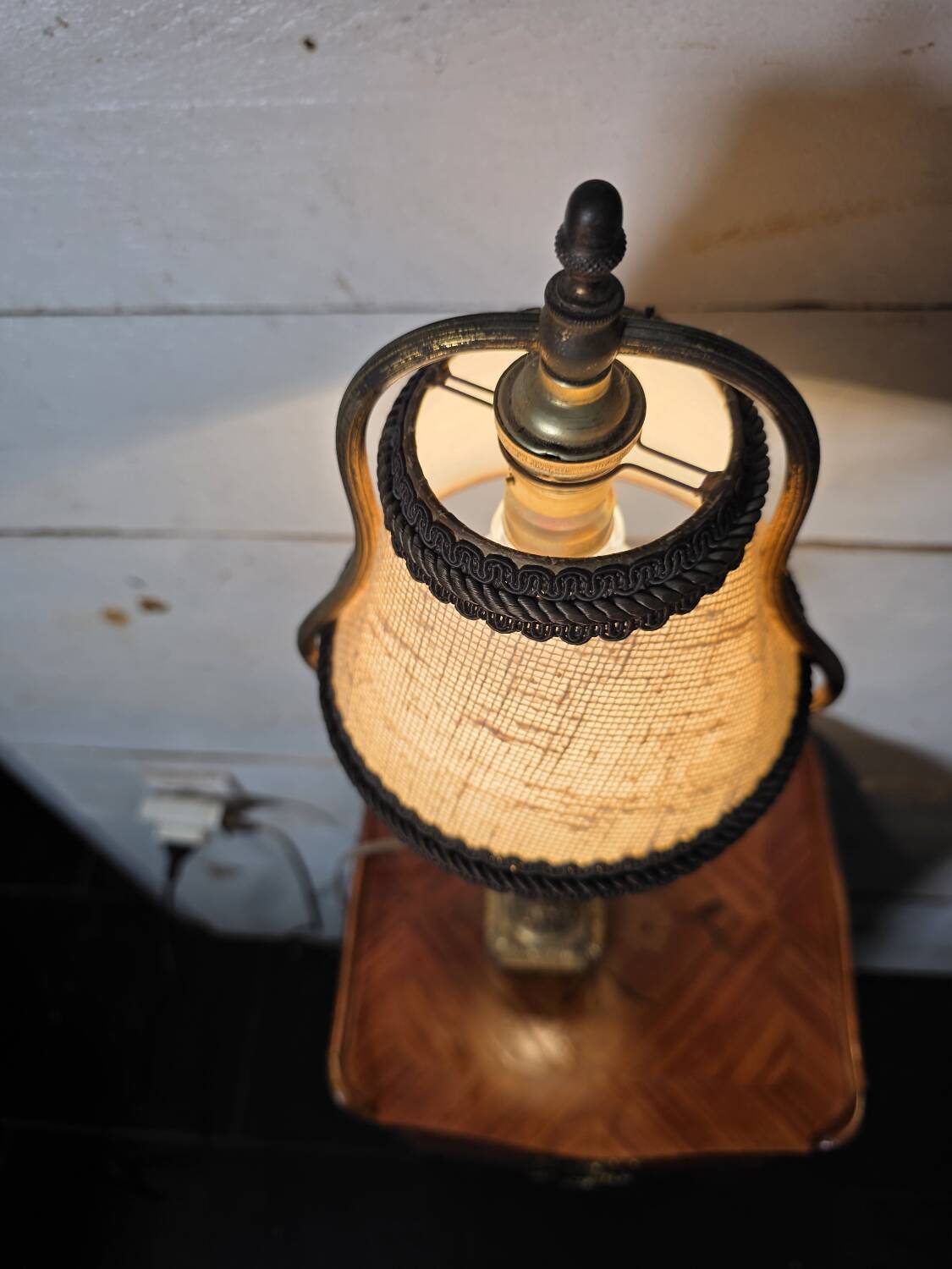 Empire-style table lamp in gilded bronze from the 19th century.