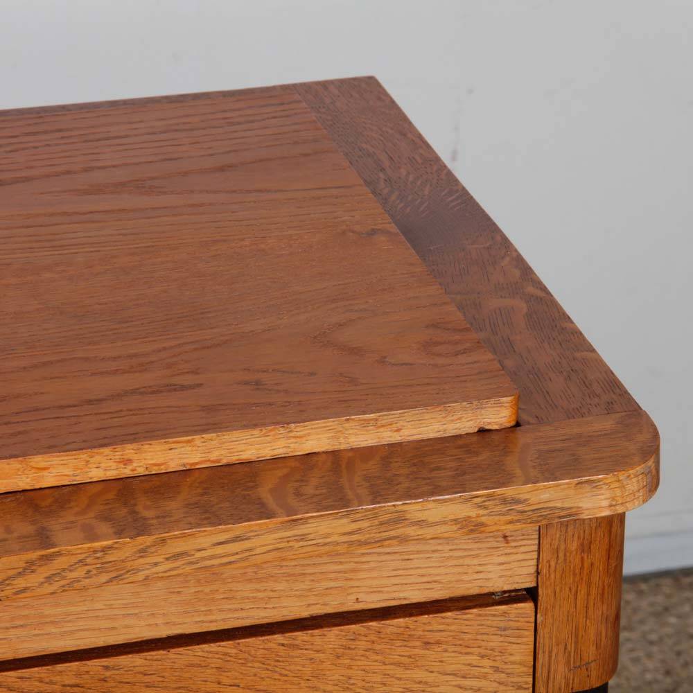 Commode en chêne datant des années 1950