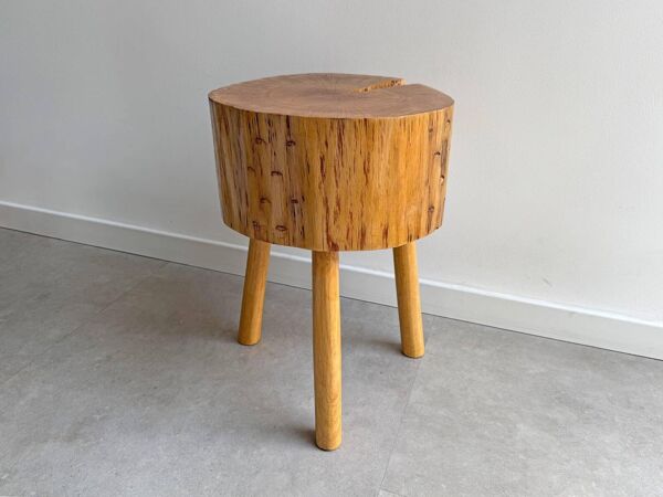 Table d'appoint en tronc d'arbre unique du milieu du siècle