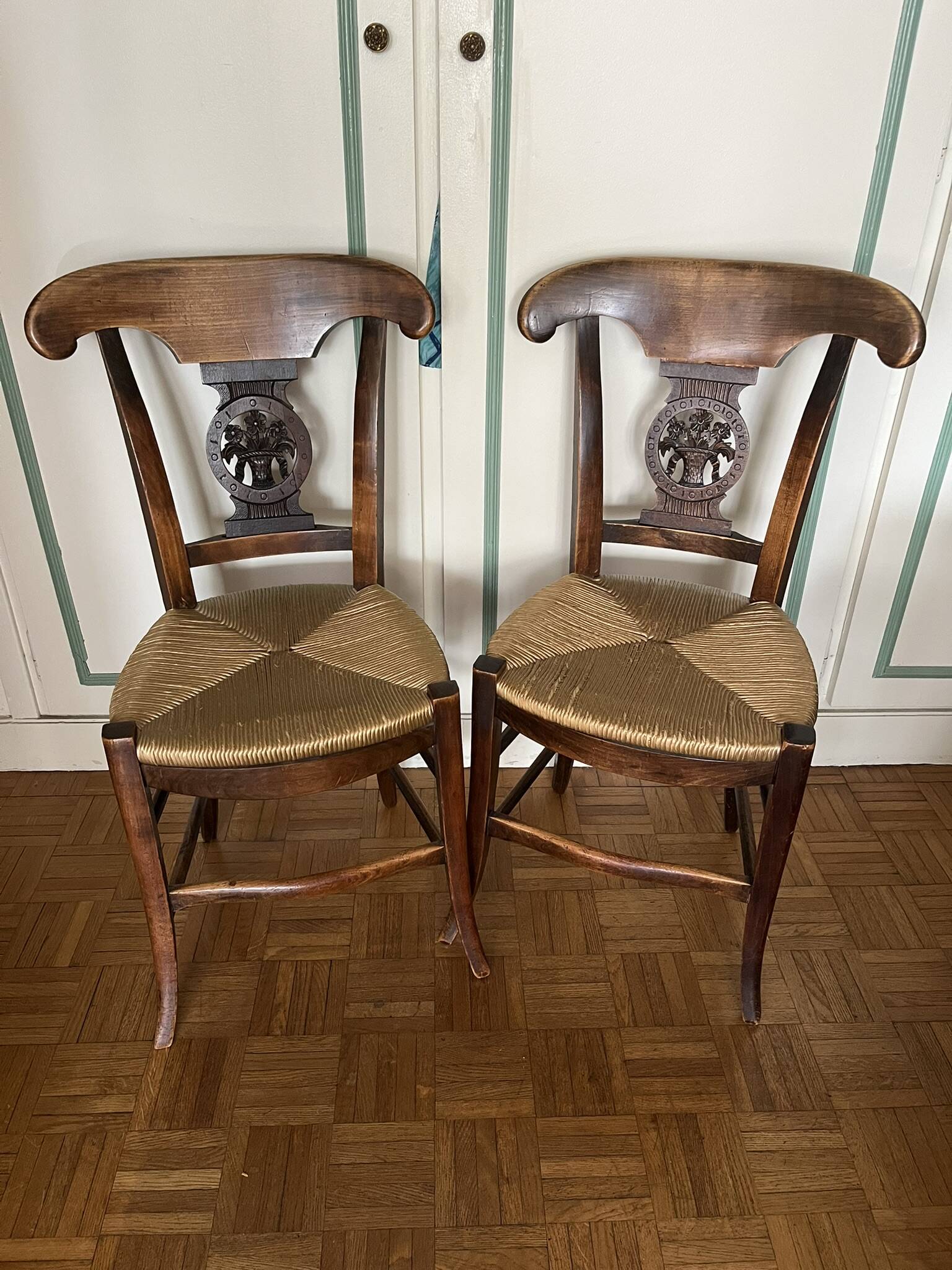 Paire de chaises Directoire en noyer, France circa 1810-1830