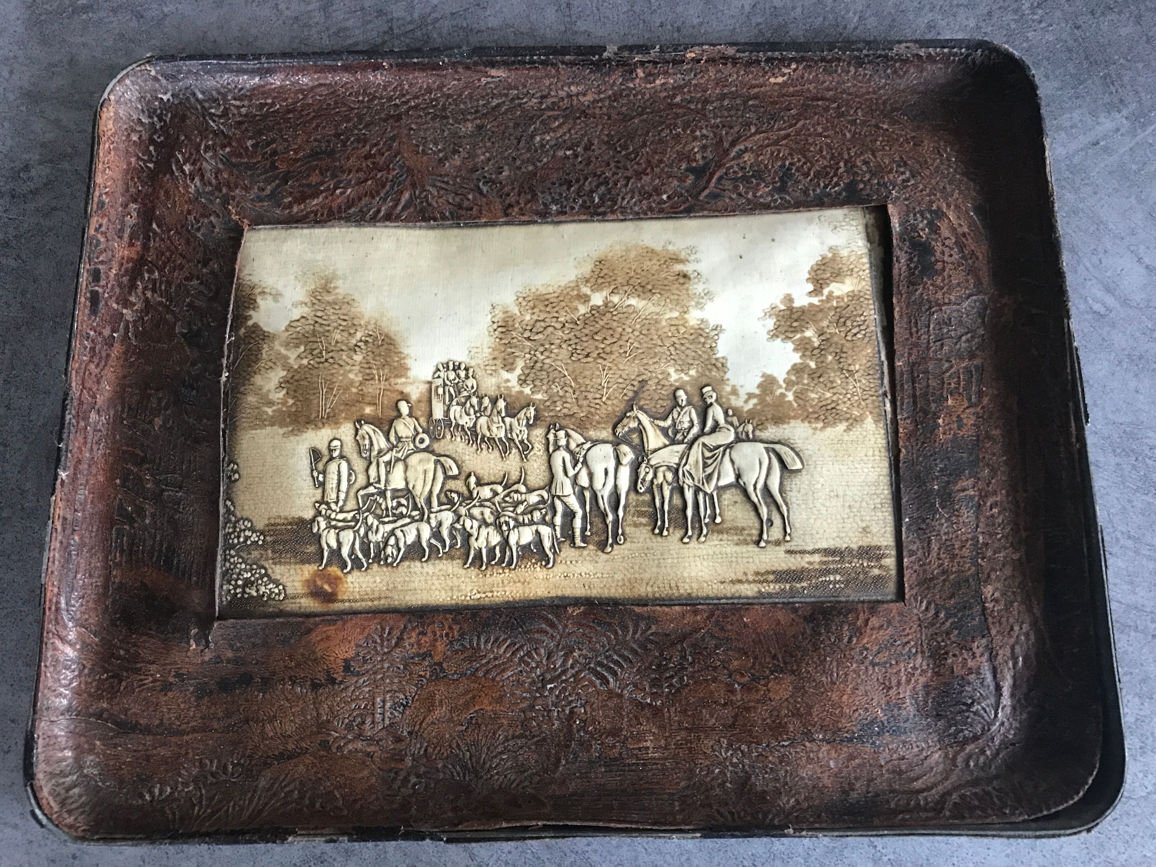 Nécessaire de bureau ancien laiton et cuir, 1 plateau avec 4 pots décor chasse à courre