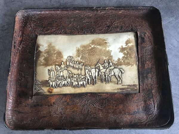 Nécessaire de bureau ancien laiton et cuir, 1 plateau avec 4 pots décor chasse à courre