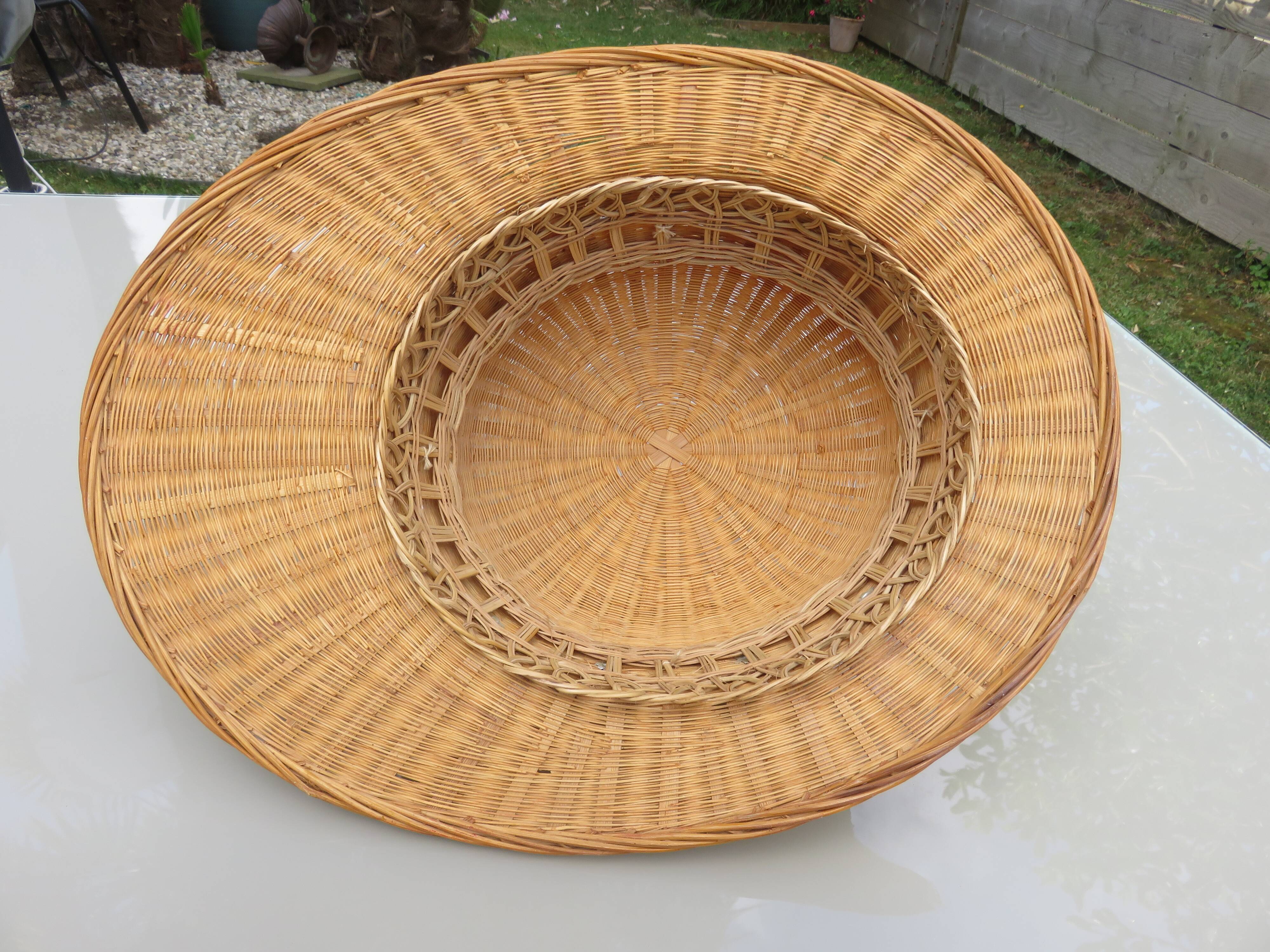 Chapeau, casque colonial, en rotin, osier, décoration murale, 1960 - 1970