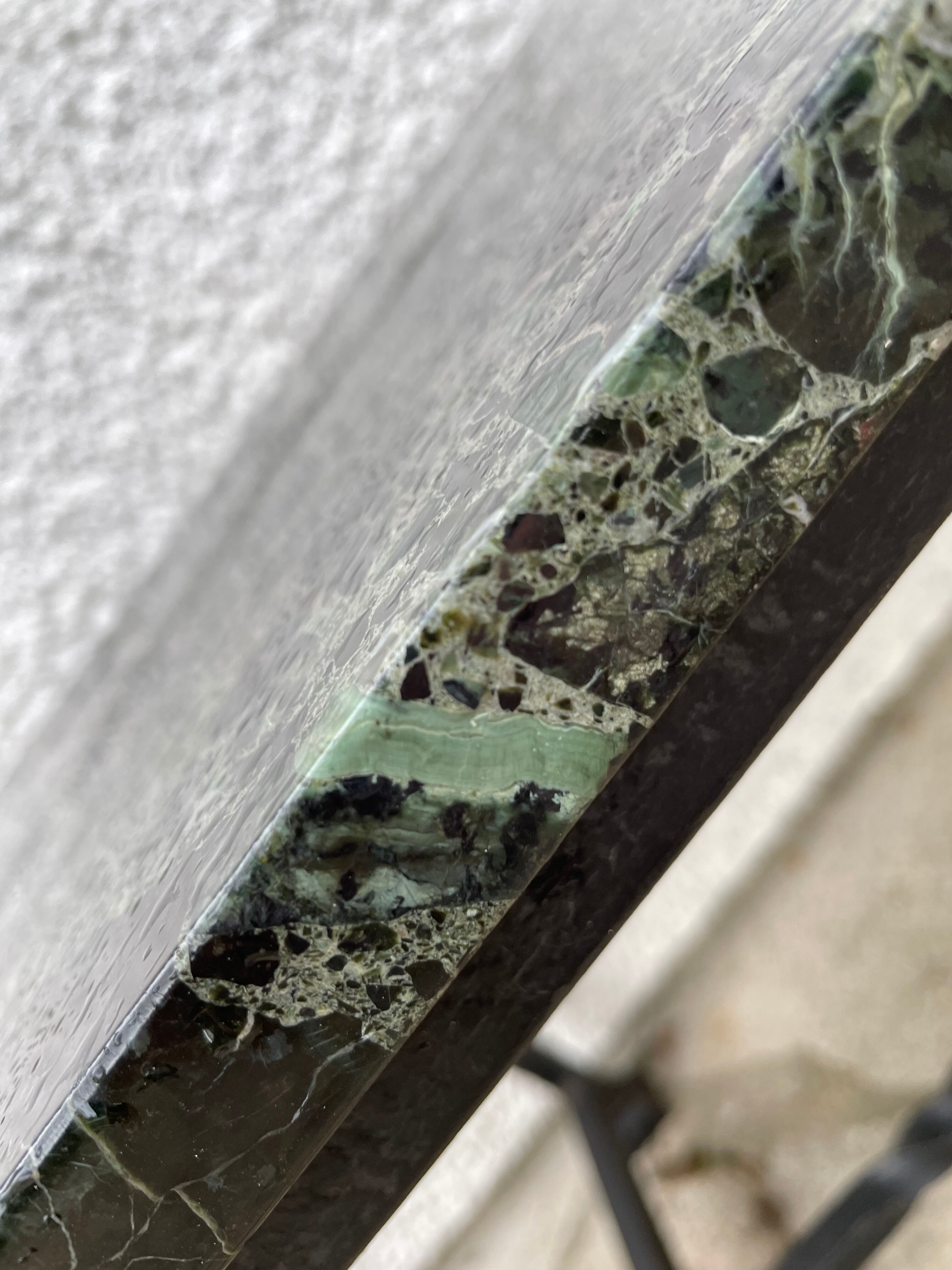 Table basse en fer forgé et marbre vert des Alpes