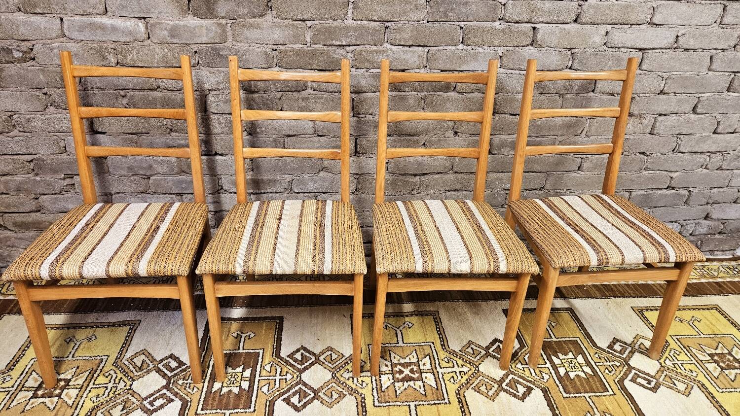 Quatre chaises bois vintage 1970