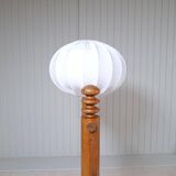 Modern sculptural Scandinavian floor lamp in pine by Uno Kristiansson, Sweden 1970s